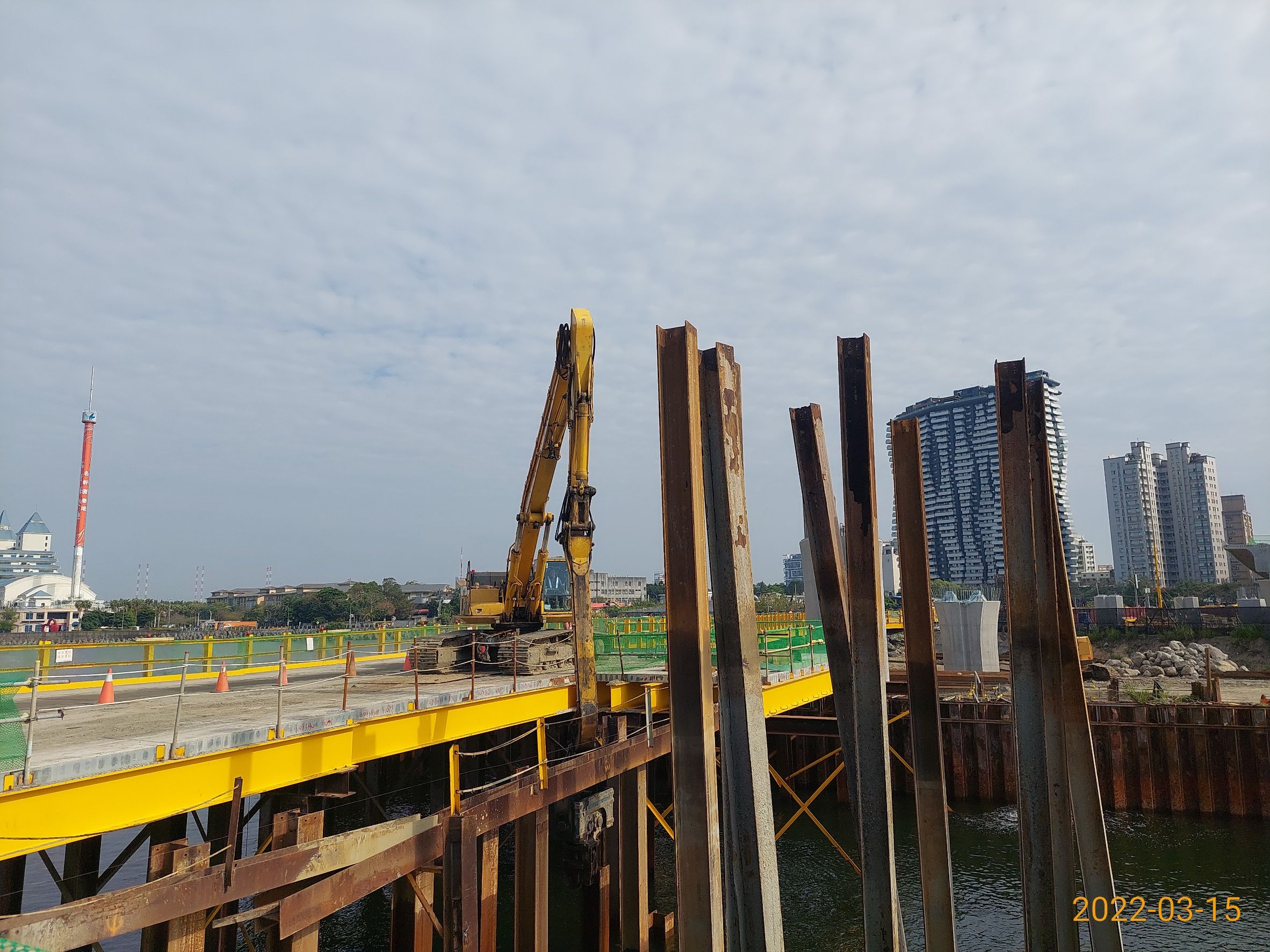 河中段基樁施工構台立柱打設.