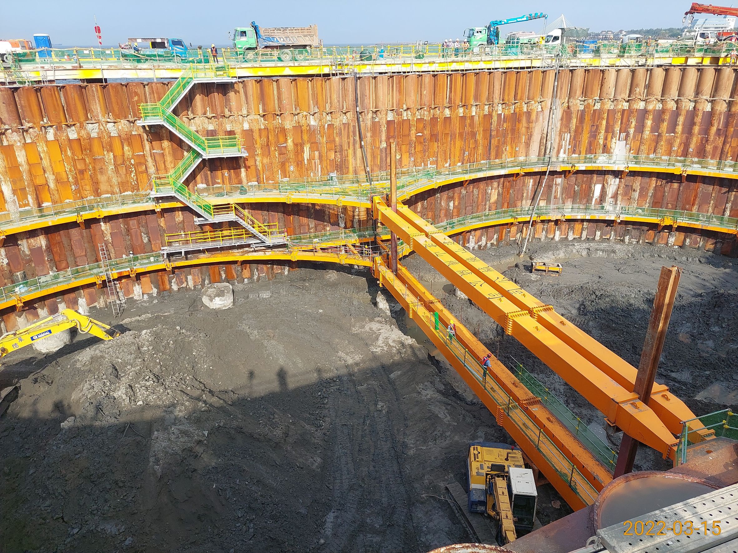 主橋塔基礎土方開挖.