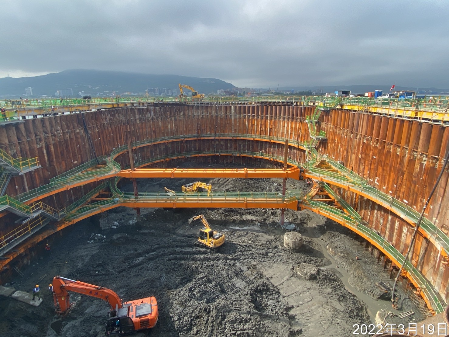 主橋塔基礎內土方開挖.