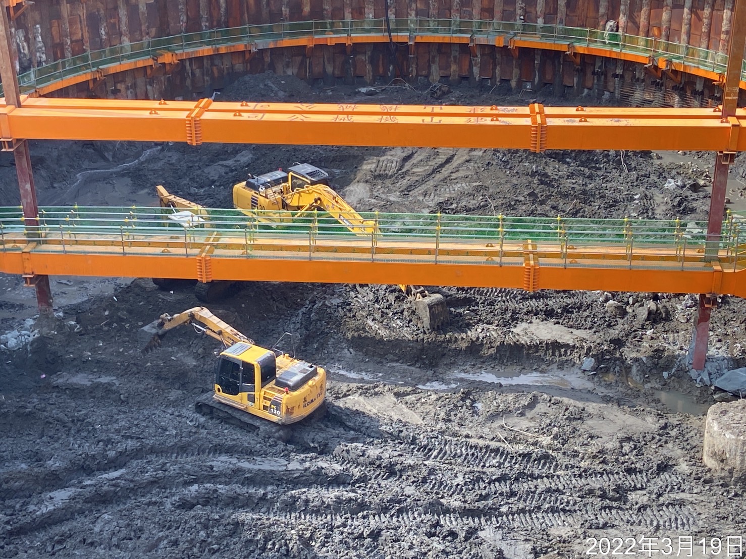 主橋塔基礎內土方開挖.
