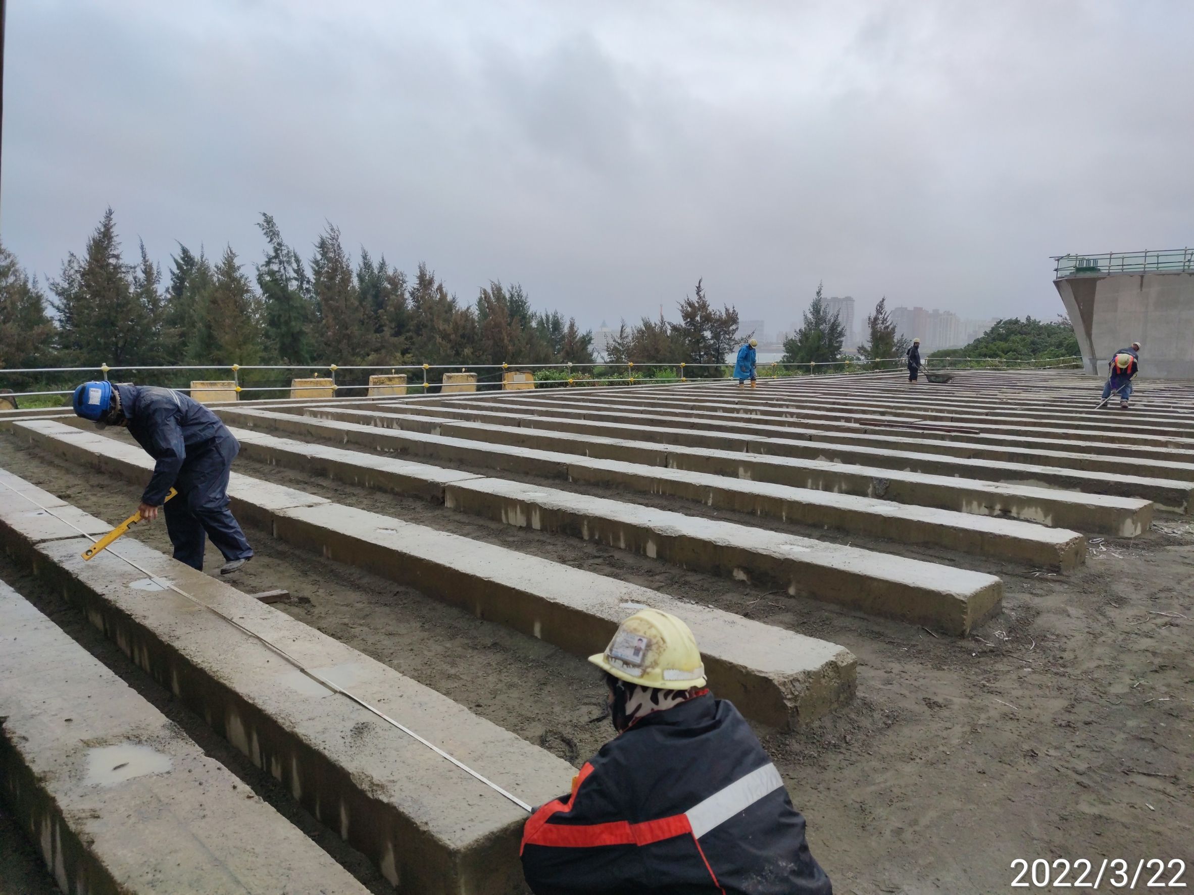 橋面版場撐段混凝土墊塊調整.