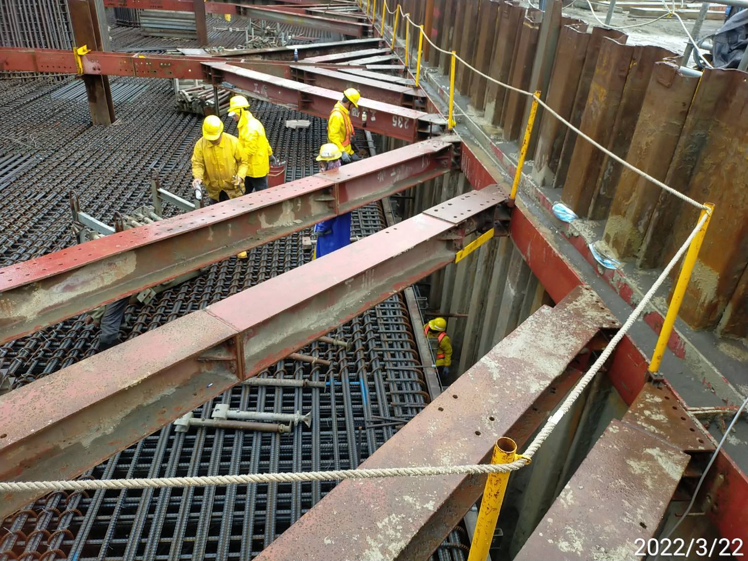 樁帽上層鋼筋施工.