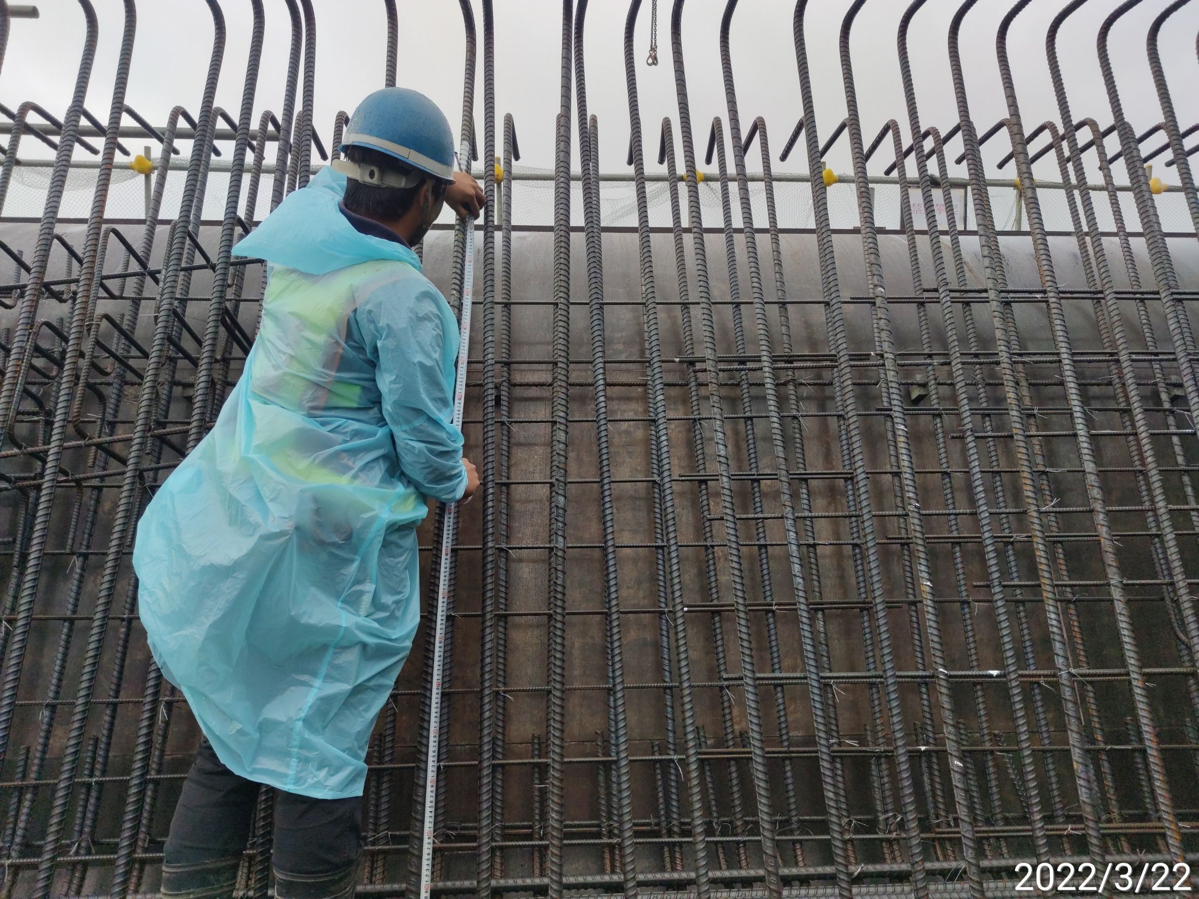 橋面版底腹版鋼筋綁紮.