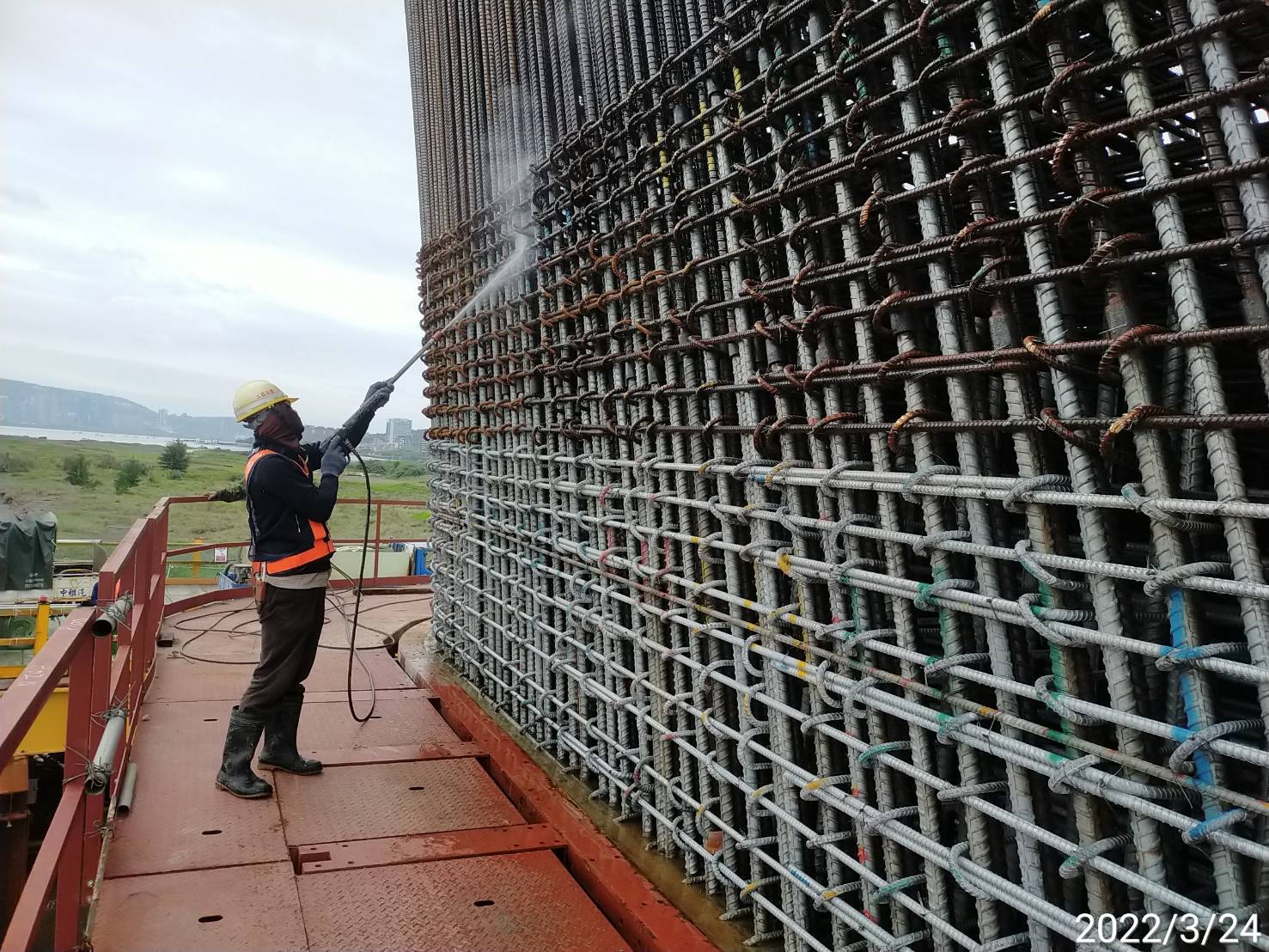 墩柱鋼筋高壓水柱清洗.