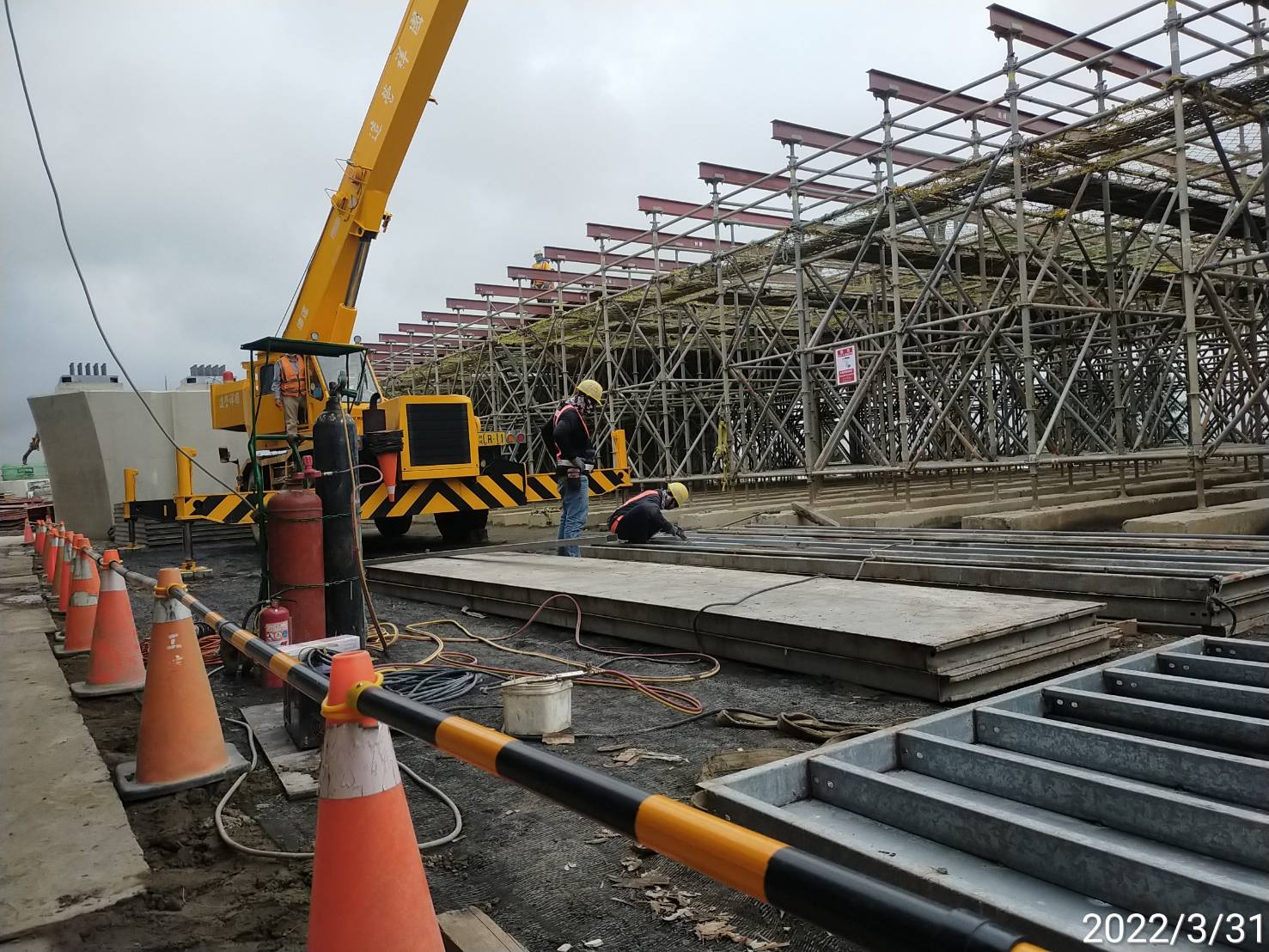 橋面版場撐施工.