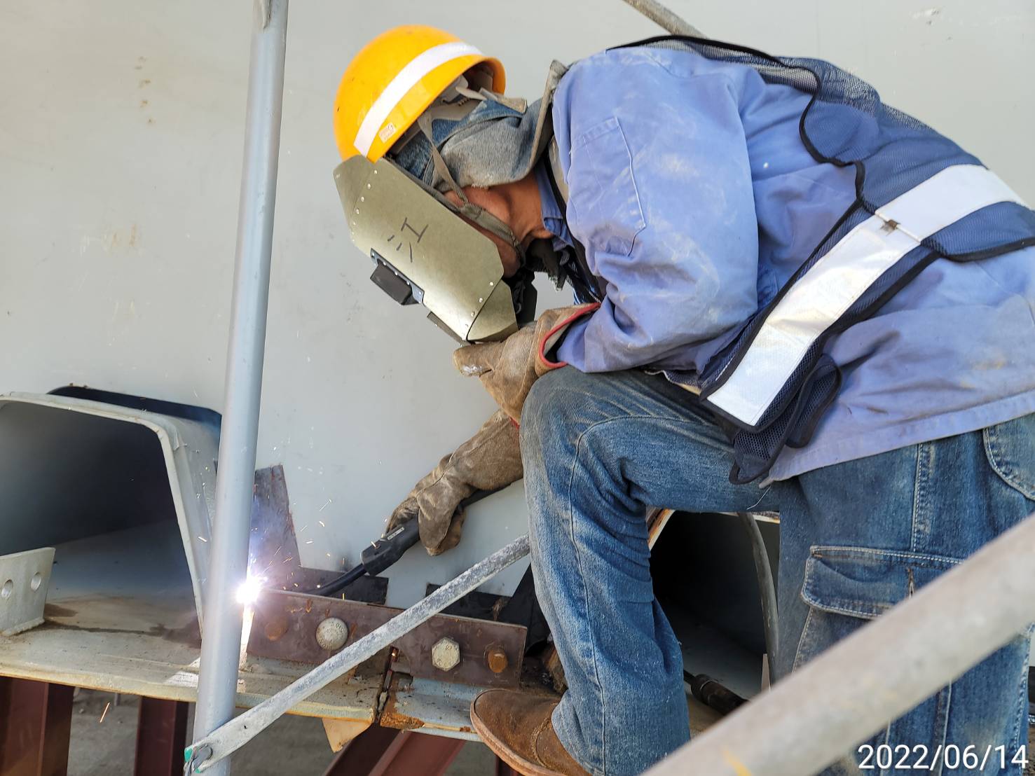 鋼節塊電銲作業