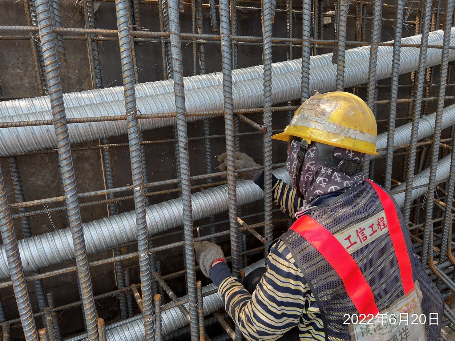 底腹板鋼筋綁紮