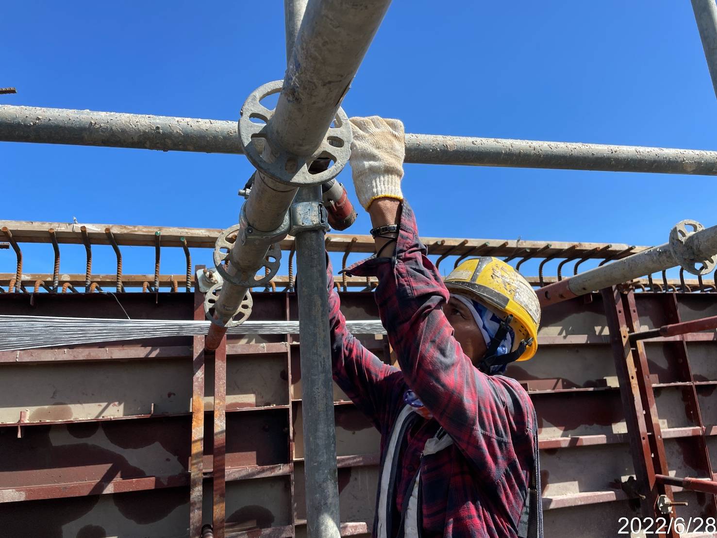 腹版內模支撐架組立