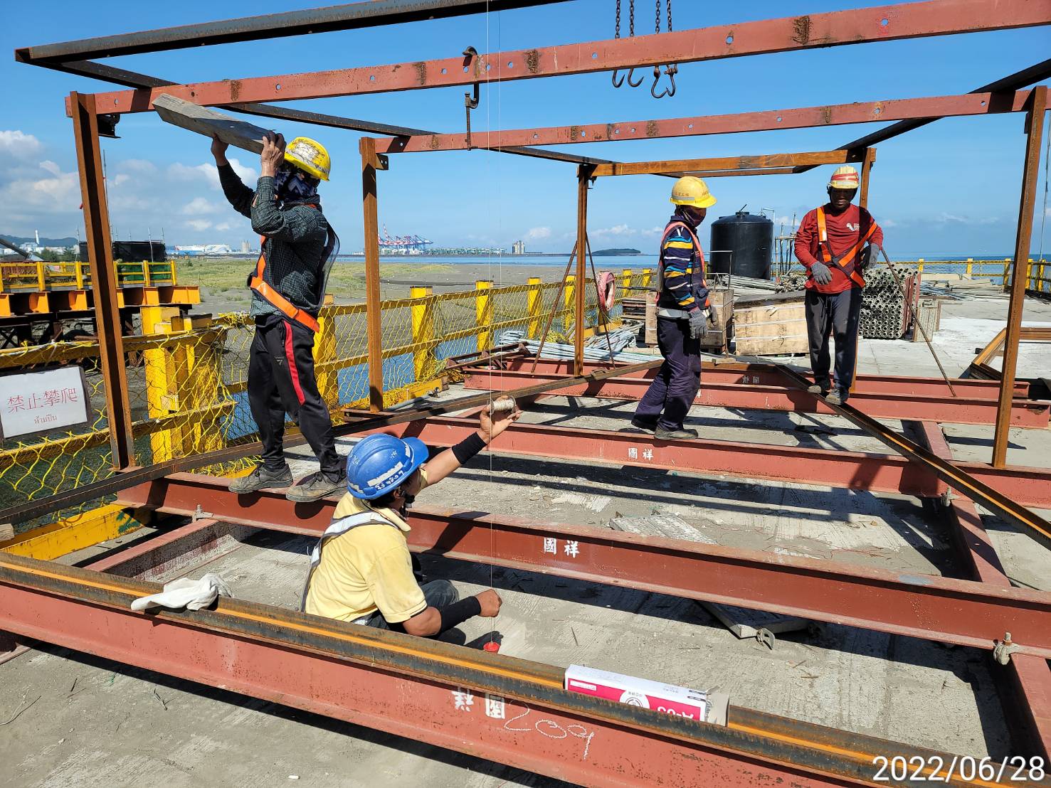 鋼筋樣架組立。