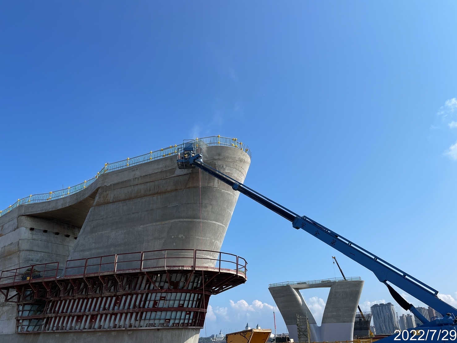 墩柱混凝土完成面修飾.