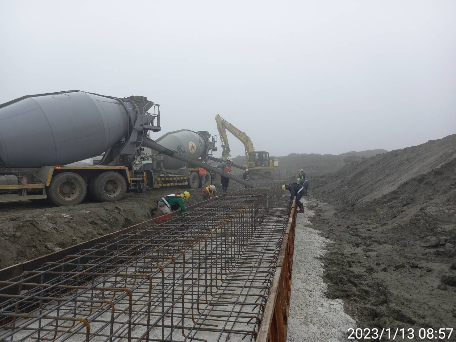 台北港鋼構組裝廠軌道基礎混凝土澆置