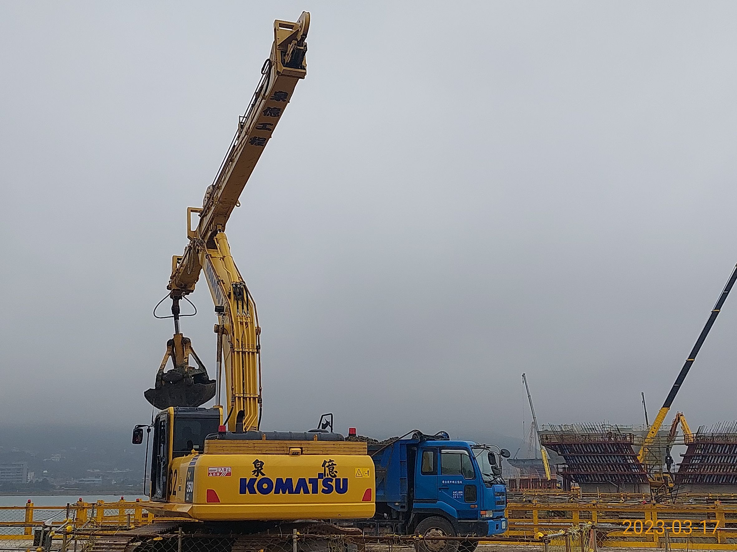 P18鋼板樁圍堰第1階段土方降挖