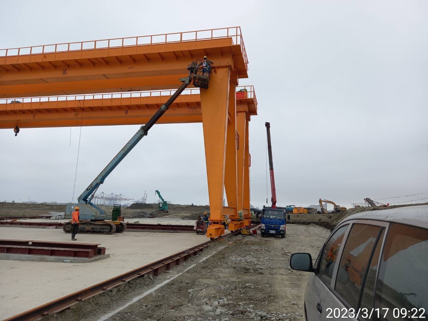 台北港鋼構組裝區天車螺絲鎖固