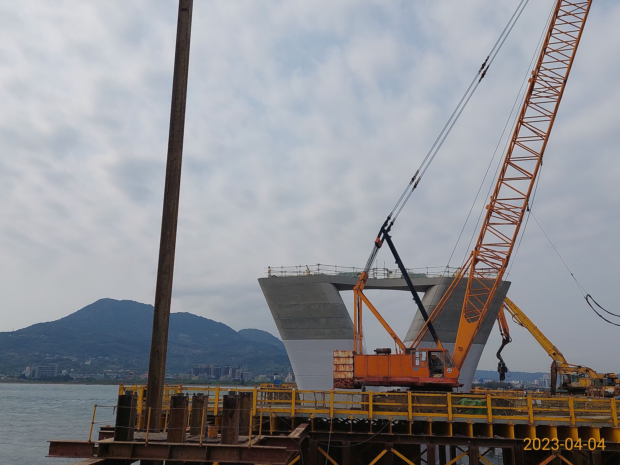 P140主橋淡水邊跨推進構台重型支撐架立柱接樁打設