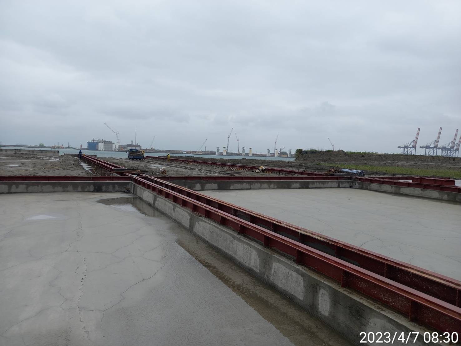 台北港組裝場塗裝區軌道梁模板組立