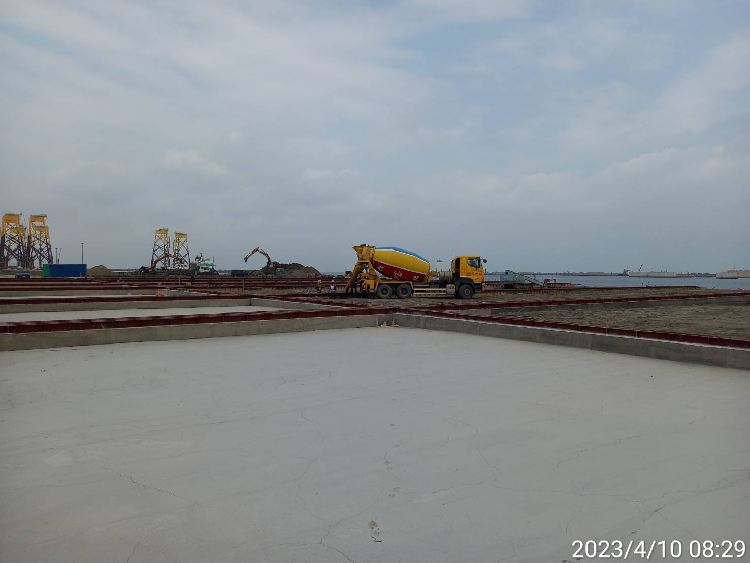 台北港組裝場塗裝及儲存區軌道梁澆置混凝土