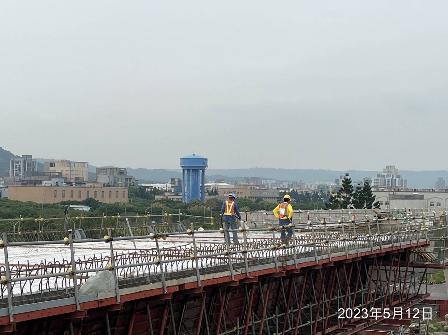 U2N-1場撐段頂版混凝土養護