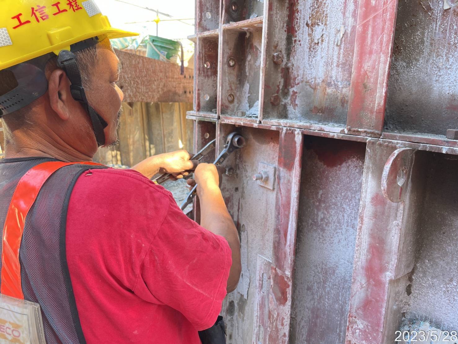 RR2P2墩柱第1昇層鋼模拆卸