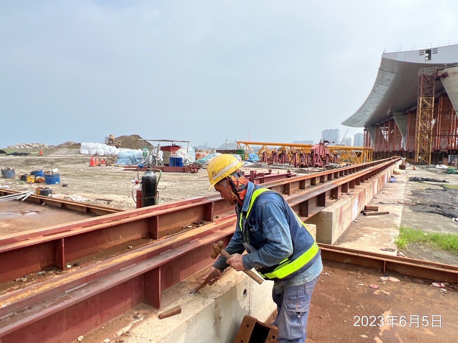 八里鋼構組裝場軌道樑拆卸