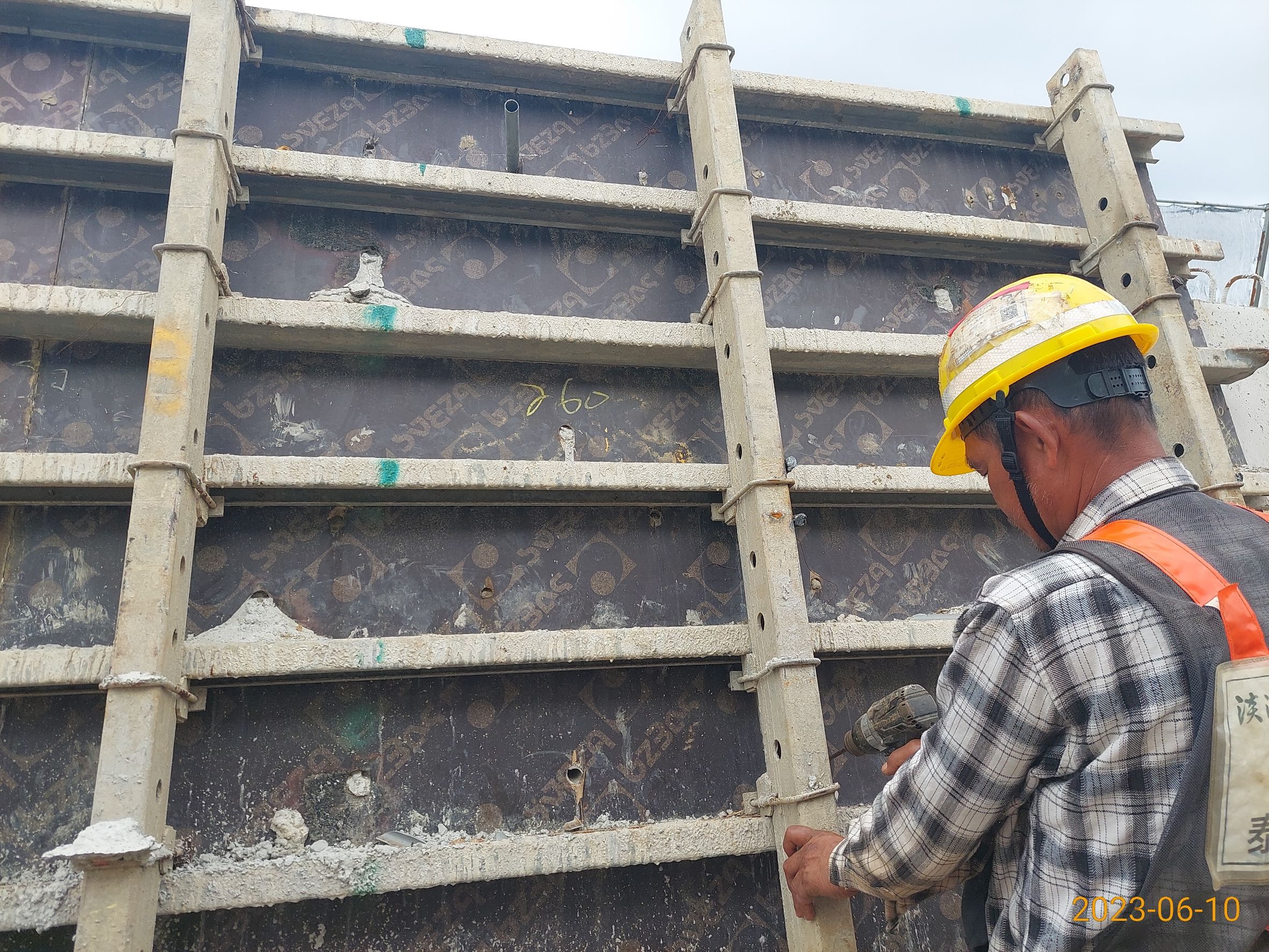 BL2W3重力式擋土牆模板拆除