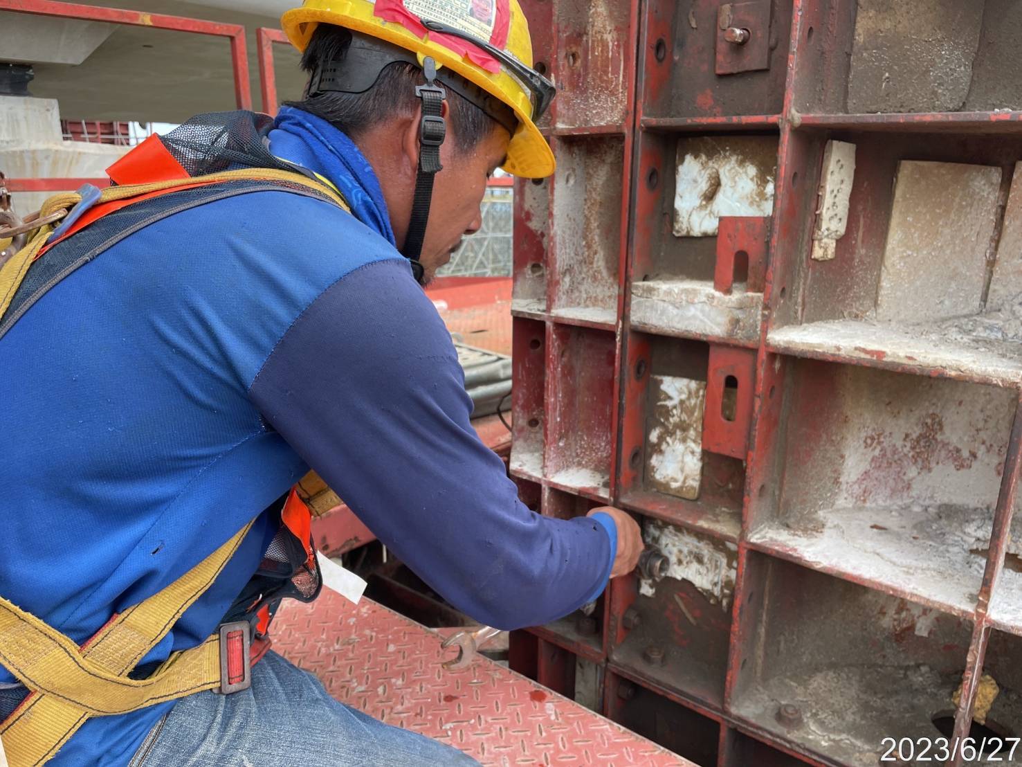 BR2P5墩柱第三昇層鋼模拆卸