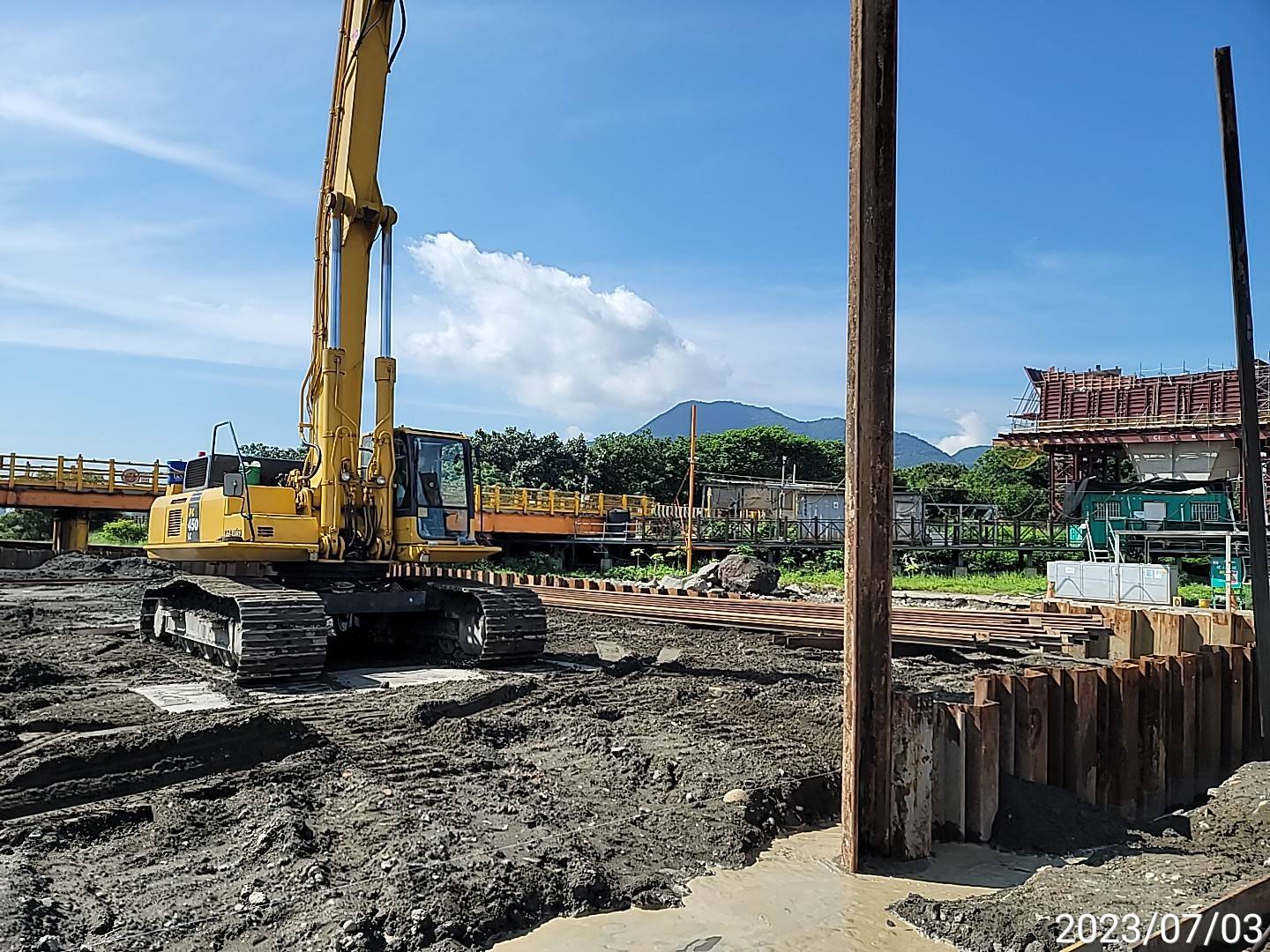 P17圍堰16m鋼板樁打設