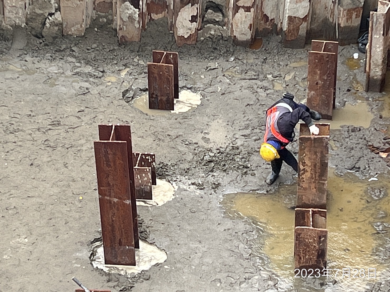 P160帽梁支撐墊塊型鋼立柱帽蓋施作