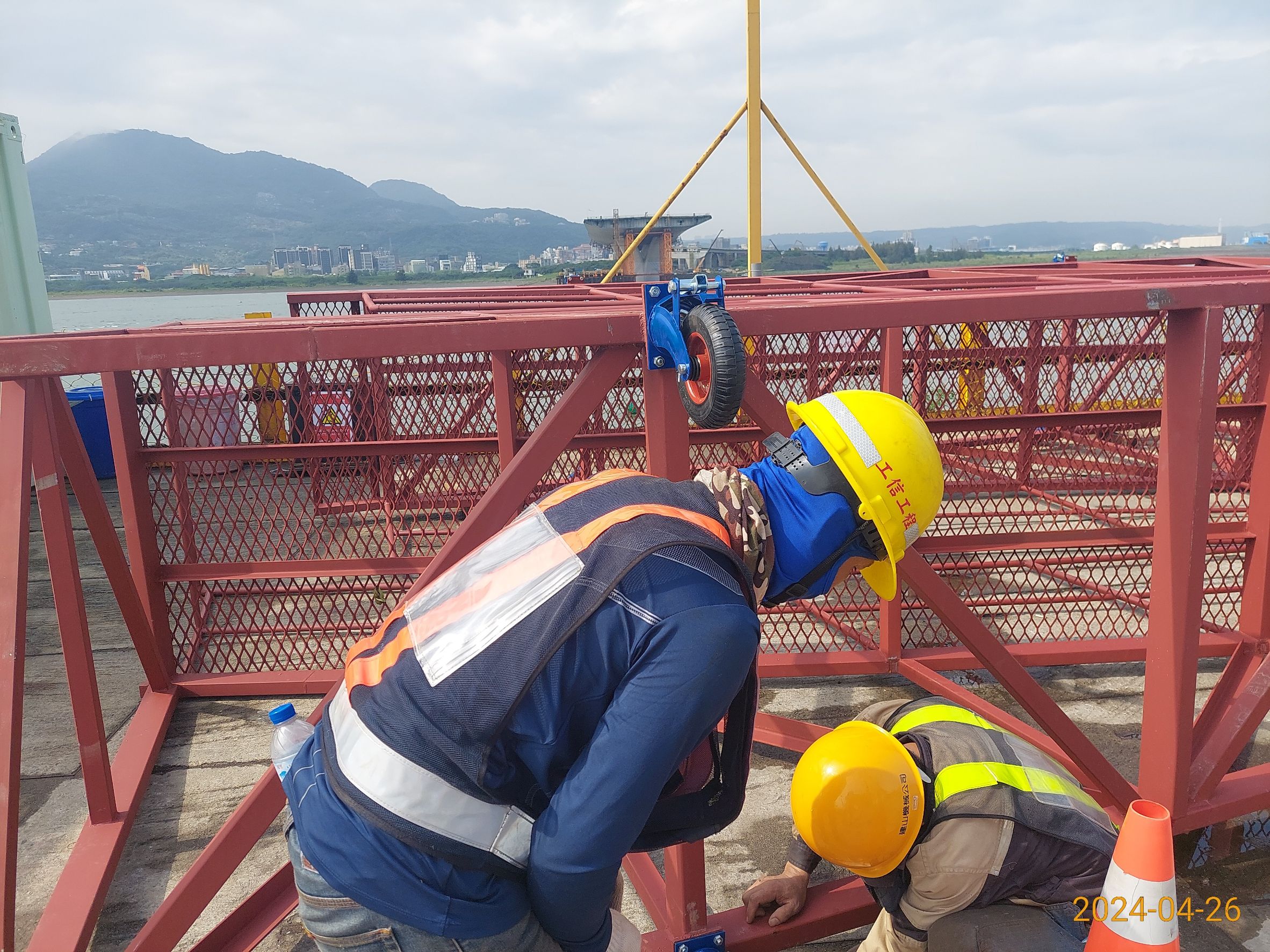 主橋T節塊上游側模台安裝