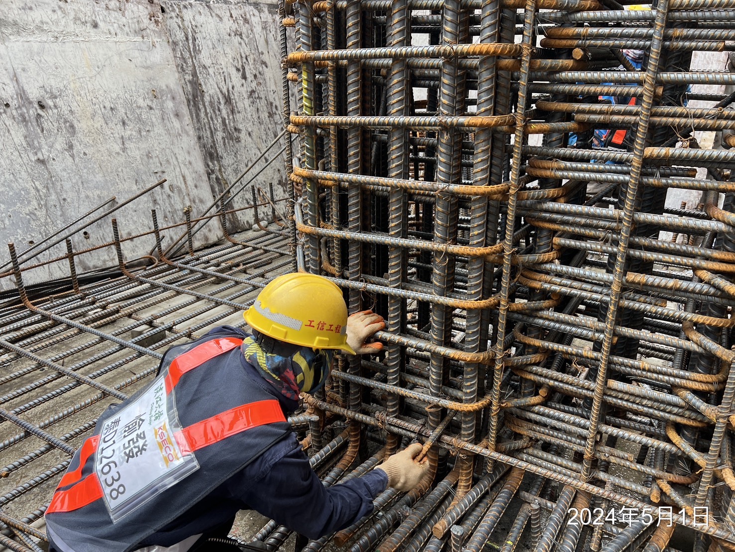 BL1P1墩柱鋼筋綁紮