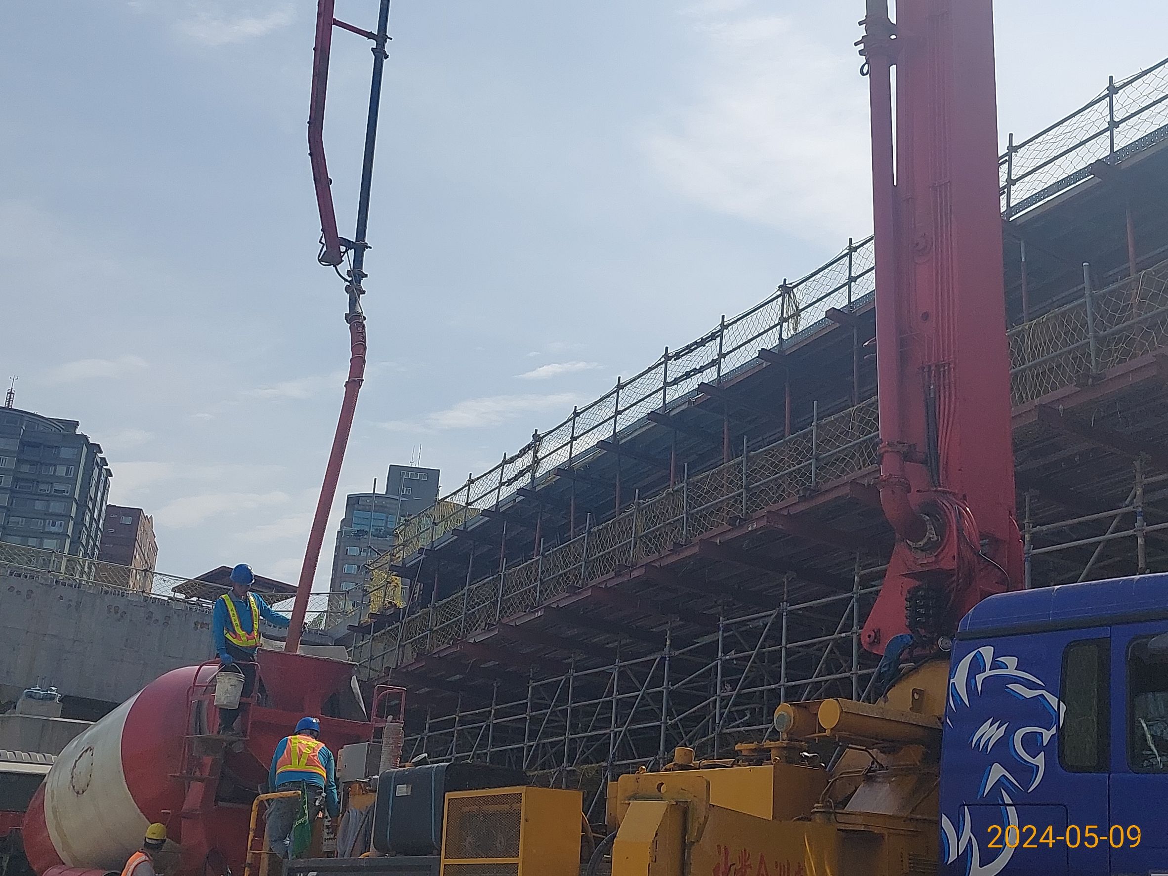 L05-1場撐箱型梁頂版混凝土澆置