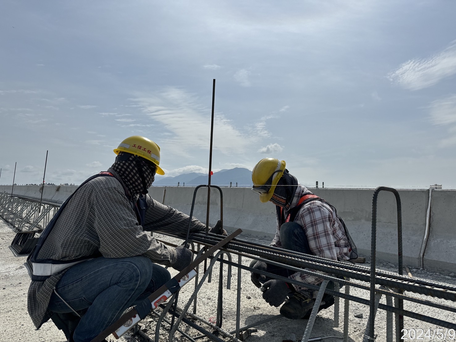 U3N混凝土護欄鋼筋綁紮