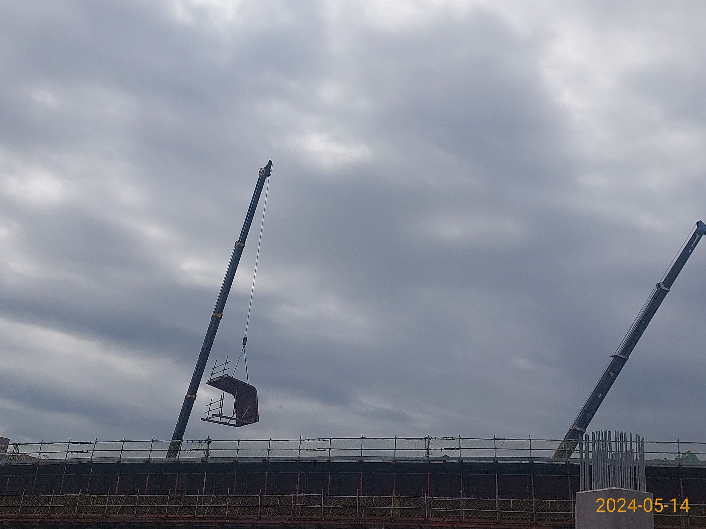 RR3A-3場撐箱型梁腹翼版鋼模組立