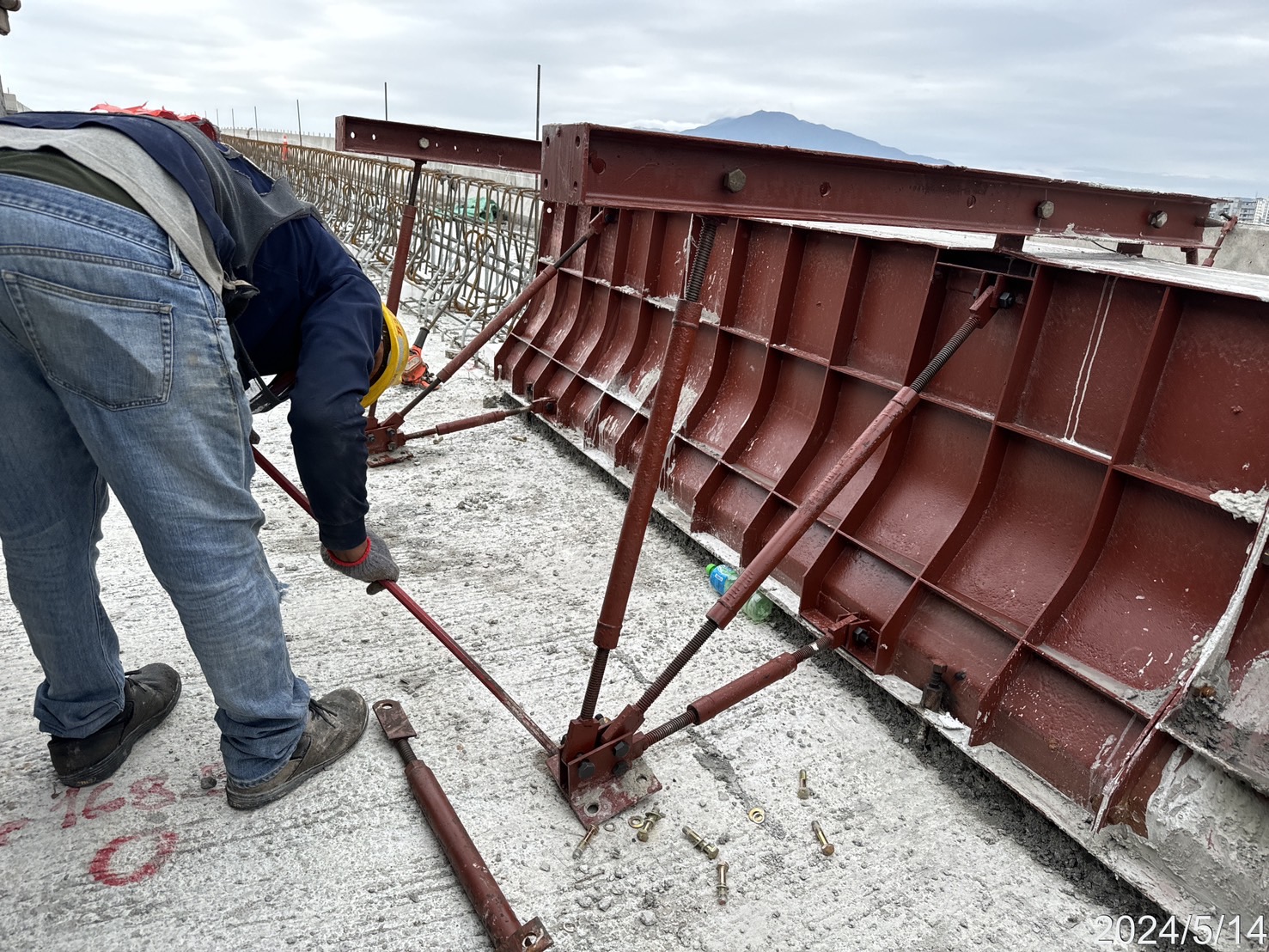 RR2混凝土護欄鋼模拆卸