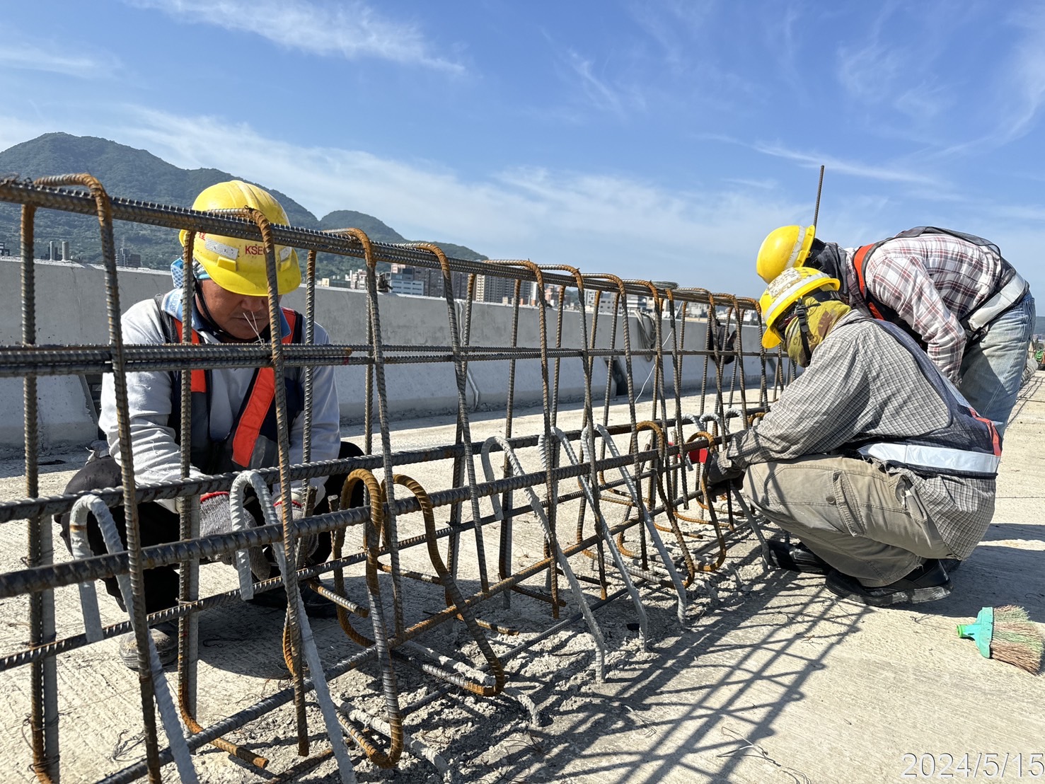U3N混凝土護欄鋼筋綁紮