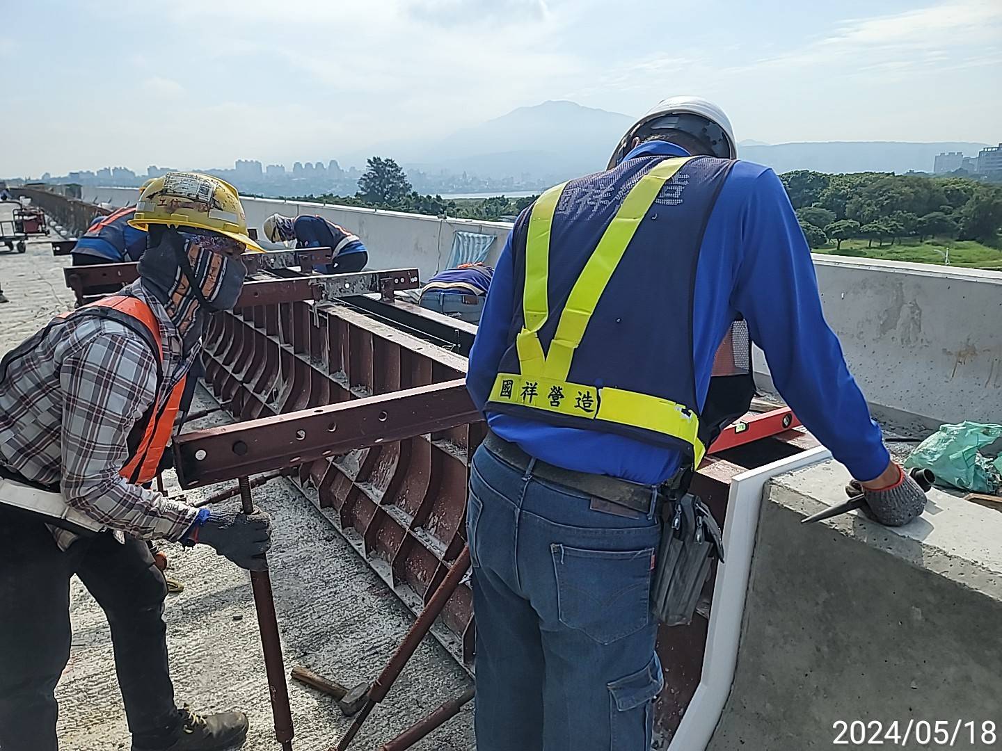 RR2混凝土護欄鋼模組立