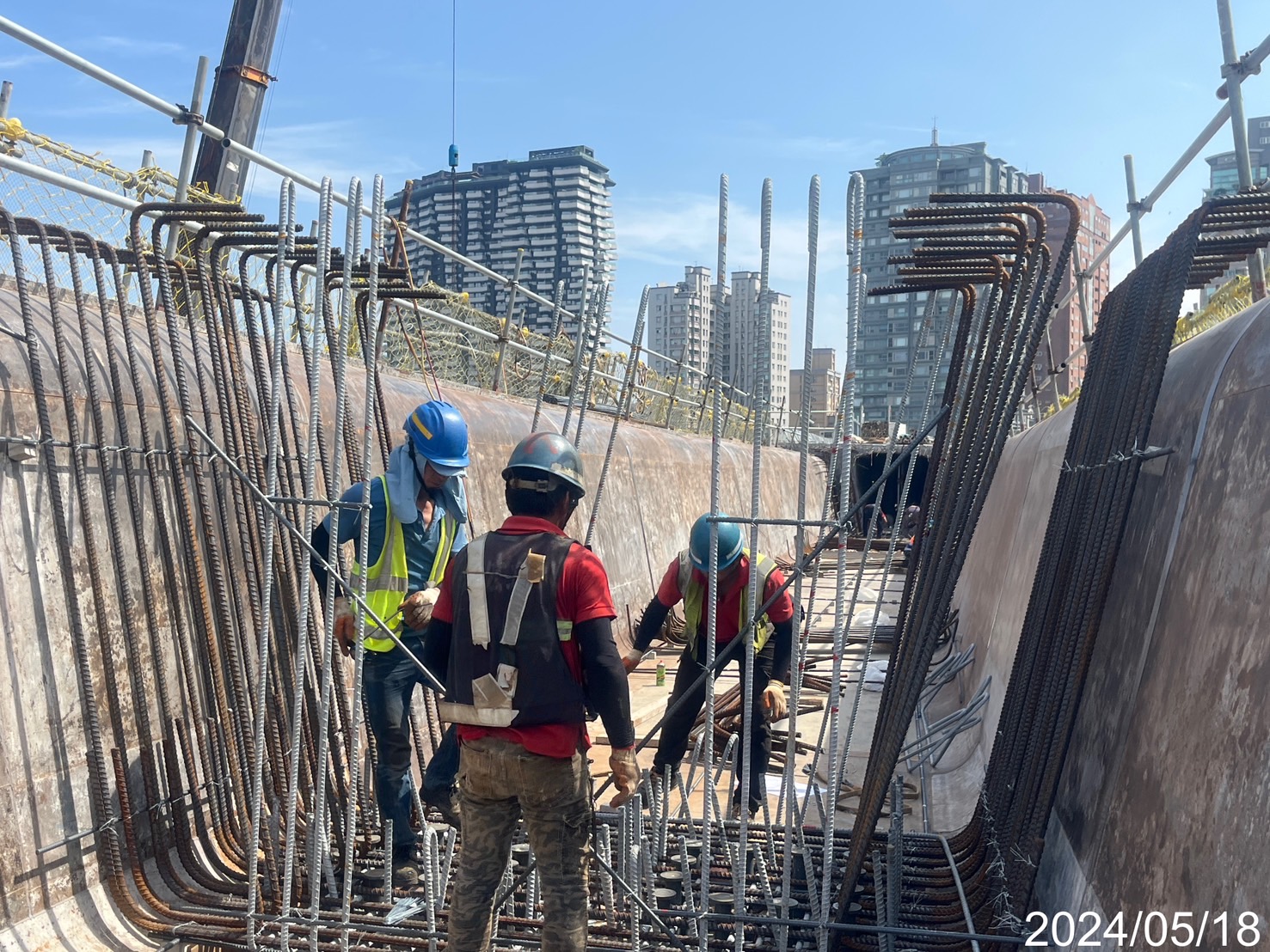 RR3A-3場撐箱型梁底腹版鋼筋綁紮