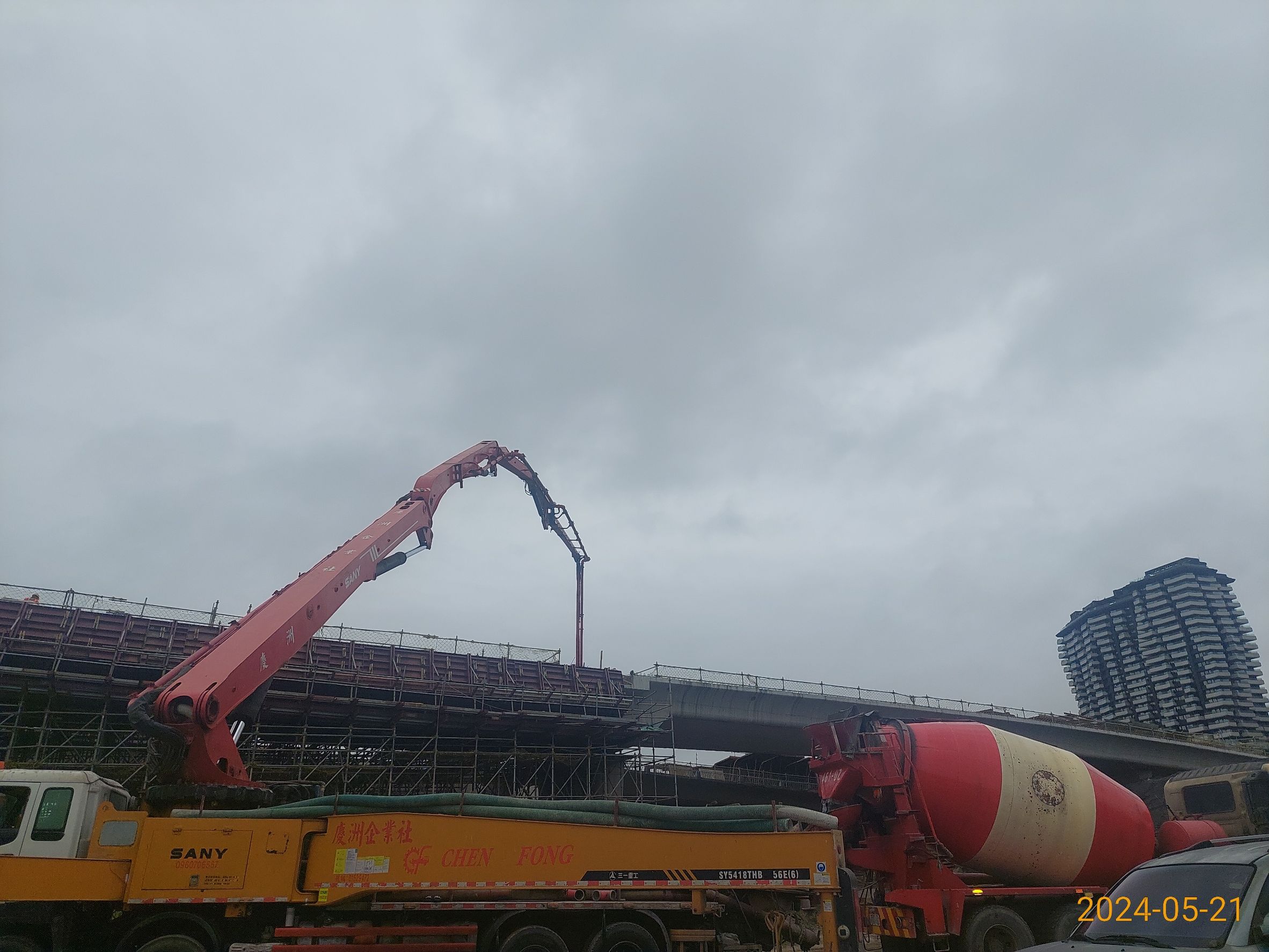 R1A場撐箱型梁外側造型飾板混凝土澆置