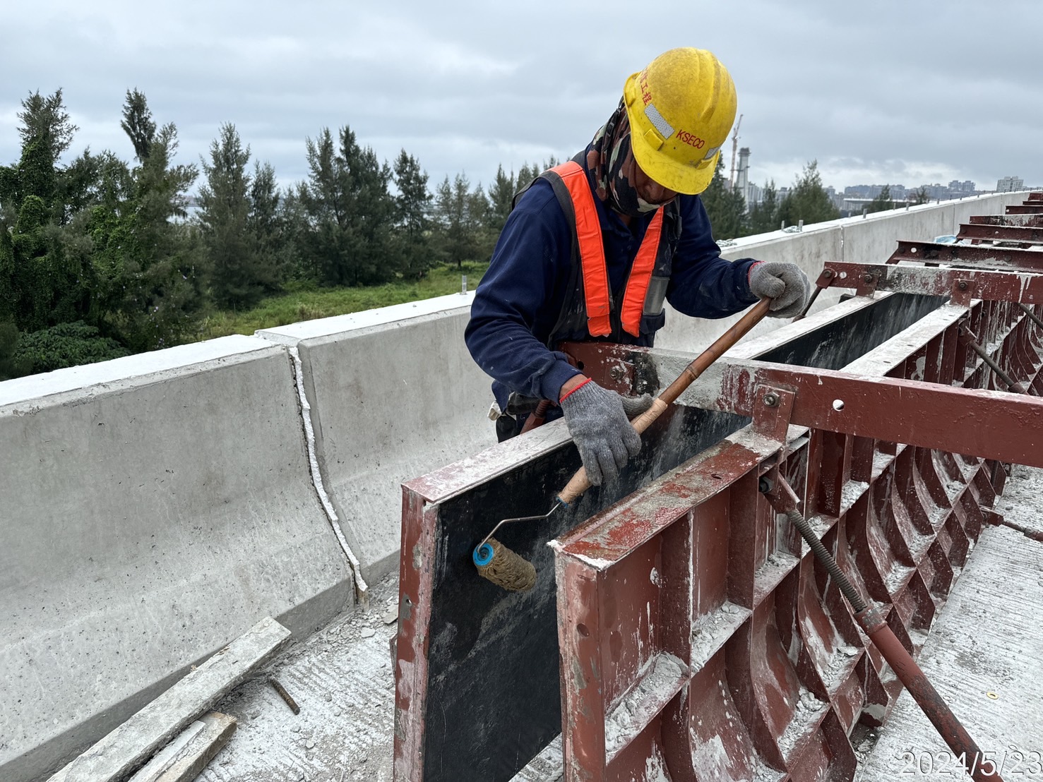 RL1 混凝土護欄鋼模拆卸