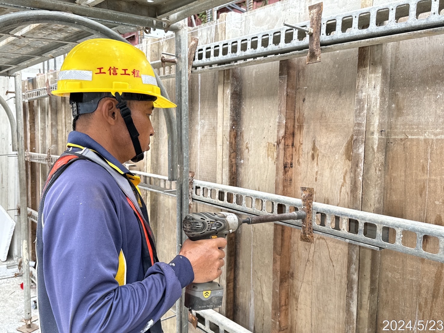 RR2-L5 擋土牆牆身模板組立