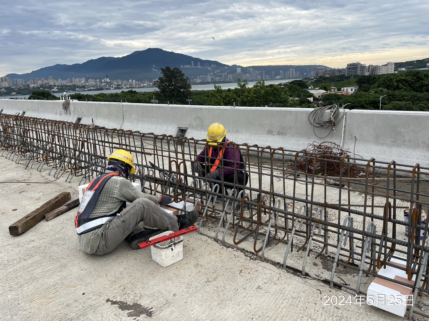 U3N混凝土護欄內側排水孔施作