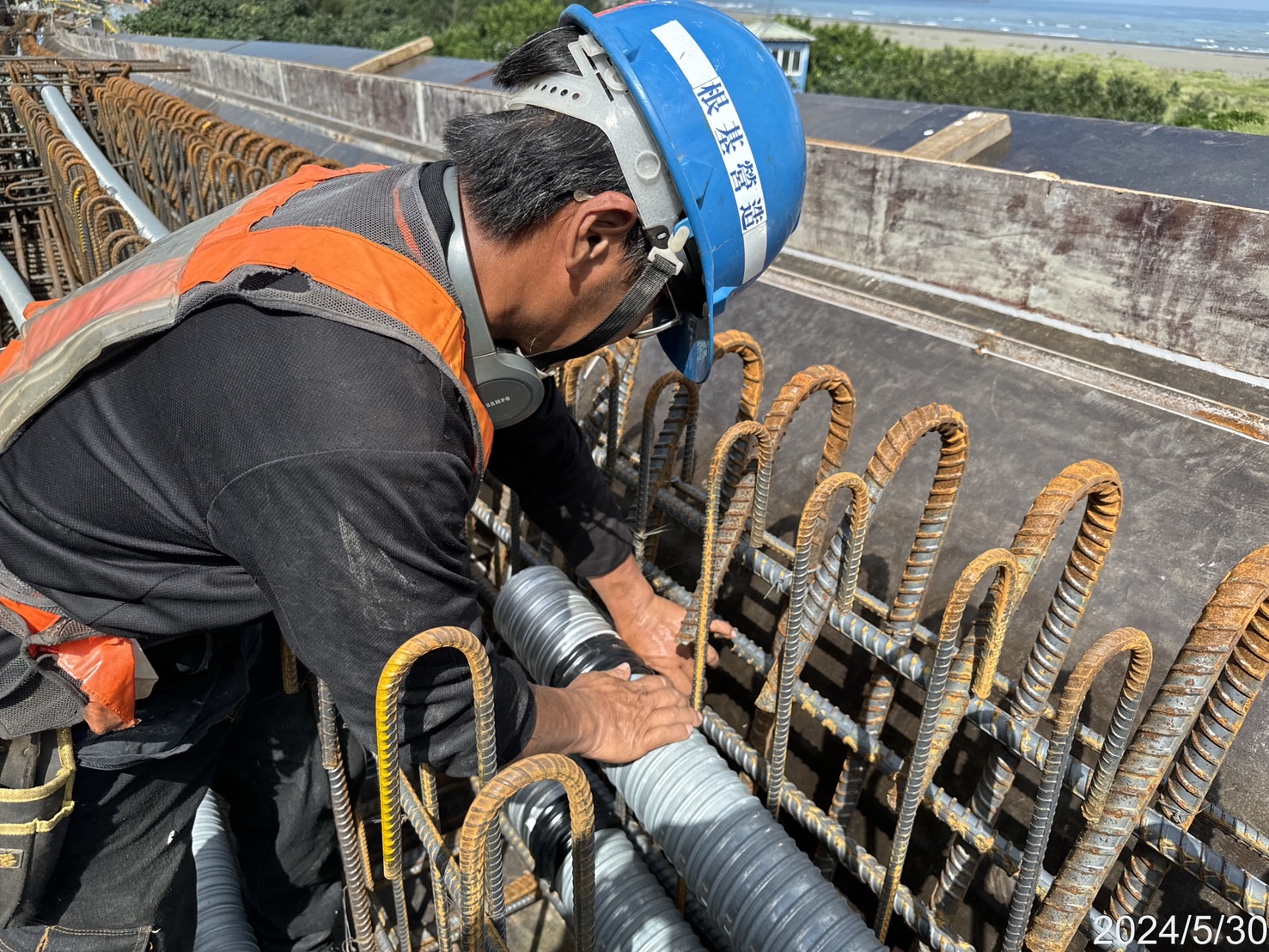 BL1B 場撐段版梁預力套管施作