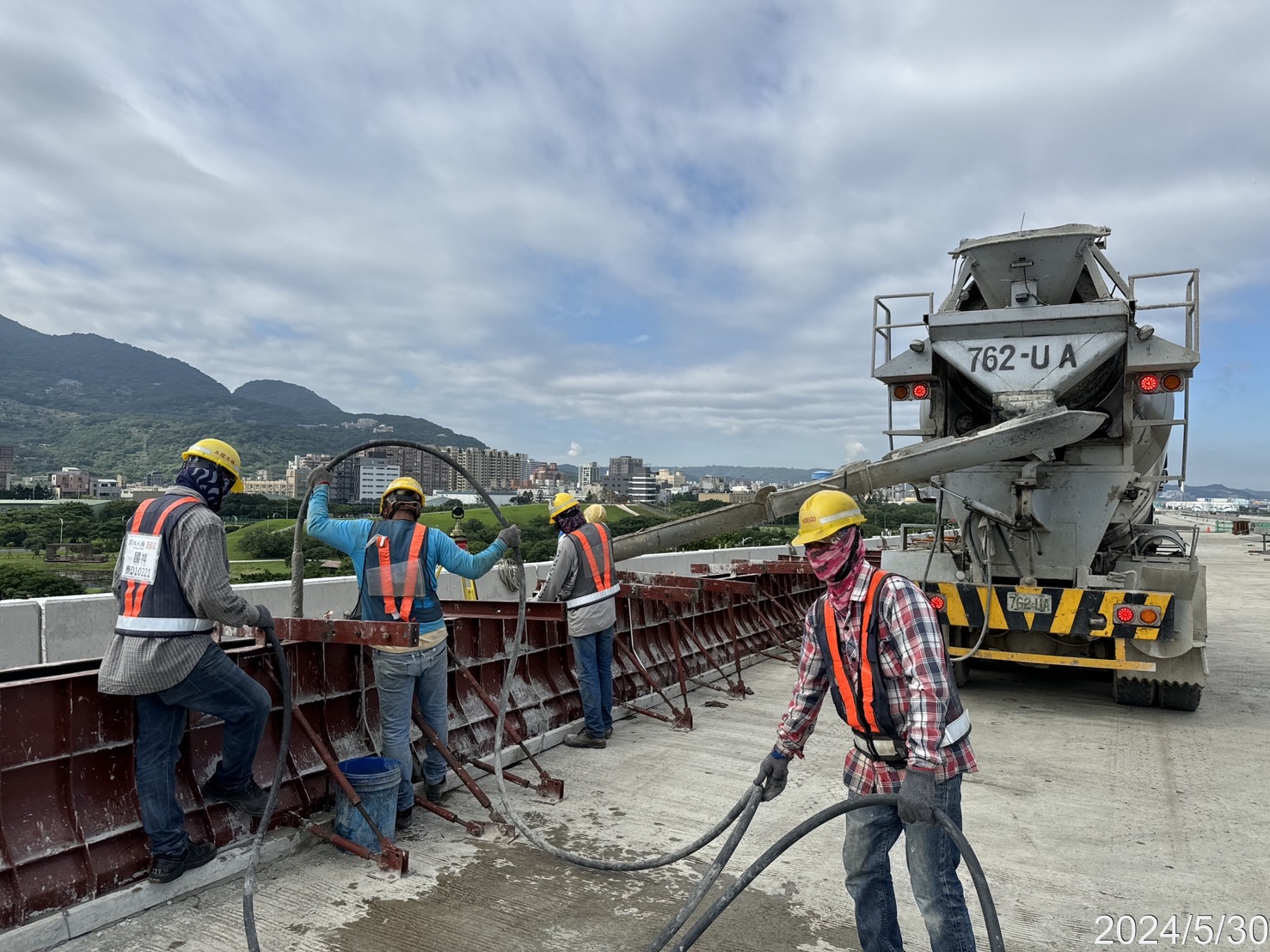 U3N混凝土護欄混凝土澆置