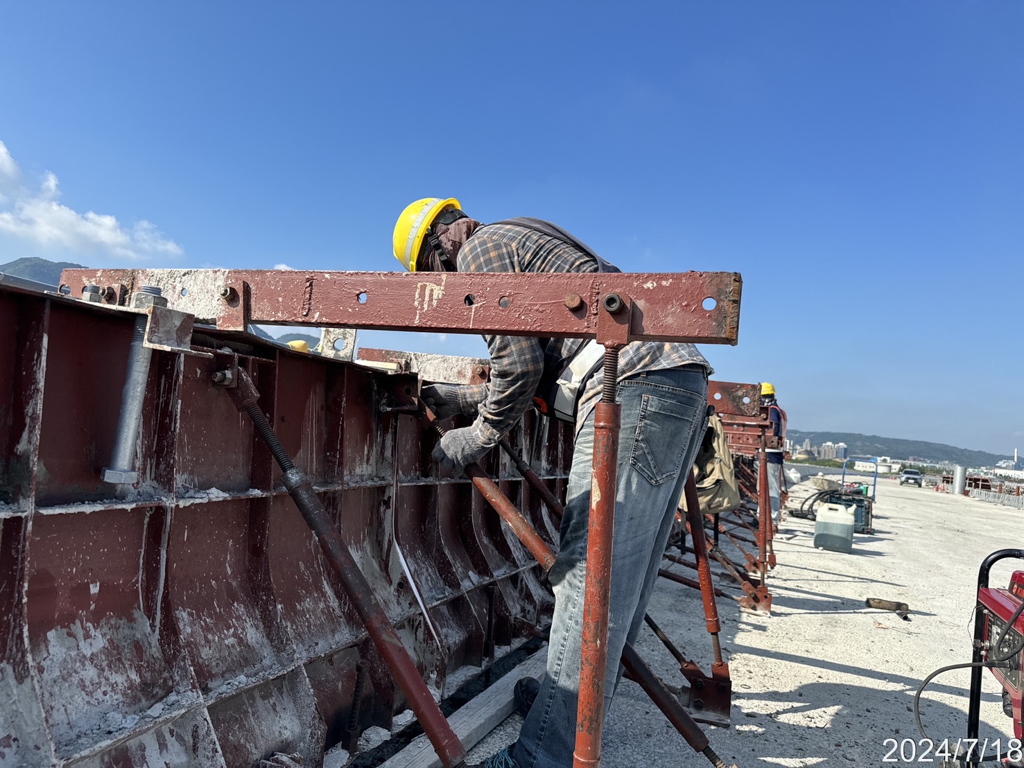 U3N混凝土護欄鋼模調整