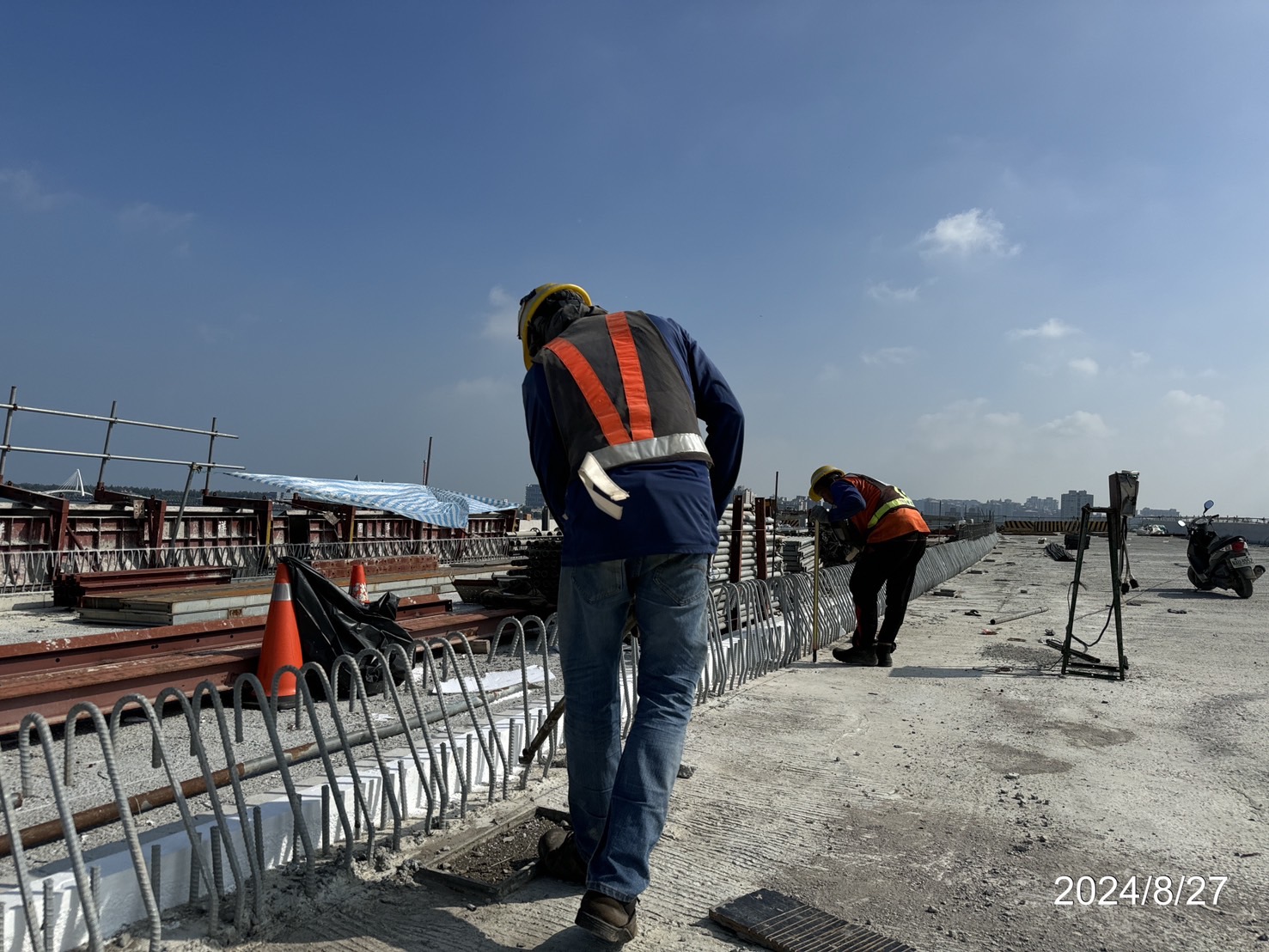 U3N混凝土護欄鋼筋綁紮