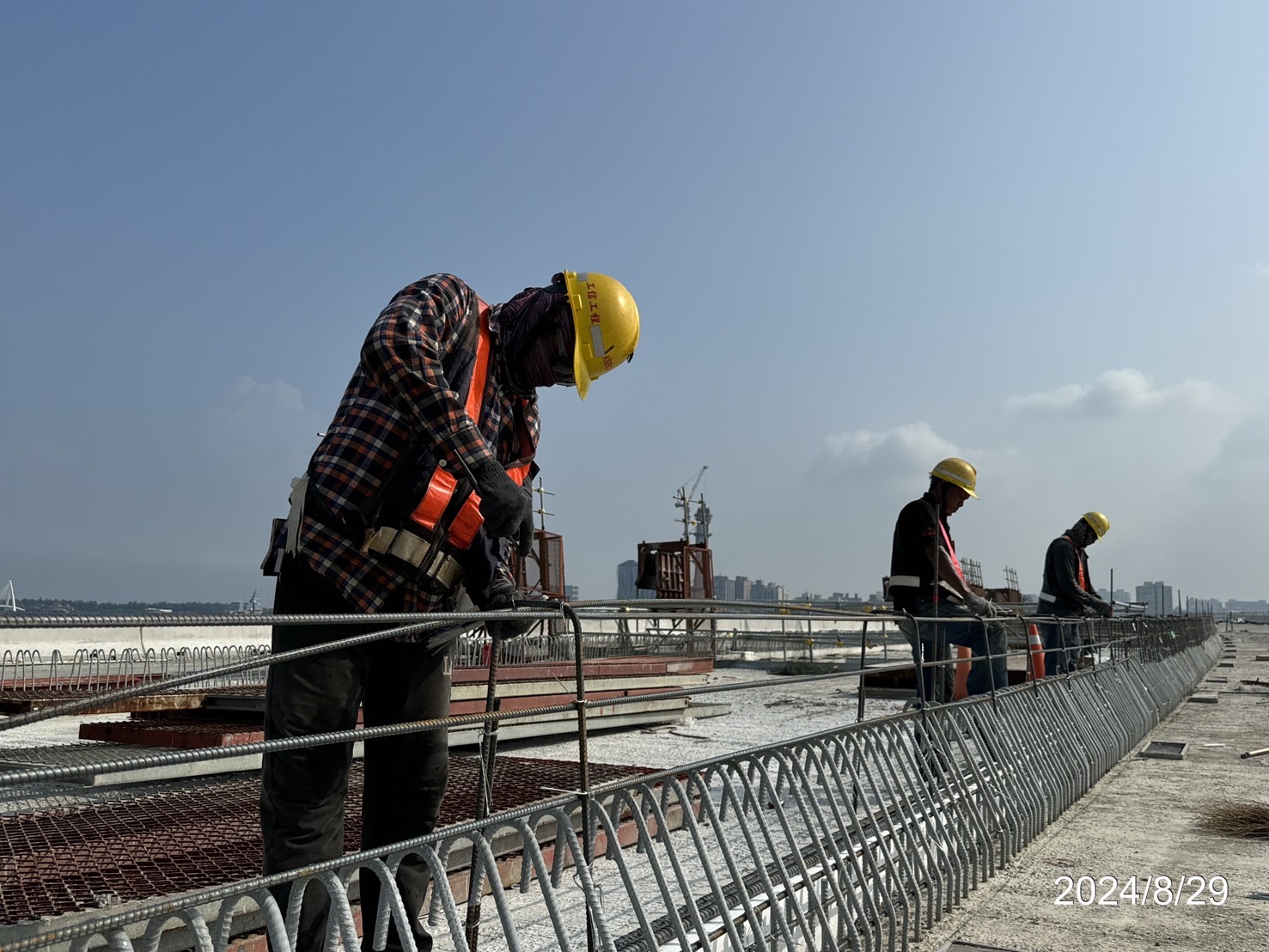 U3N混凝土護欄鋼筋綁紮