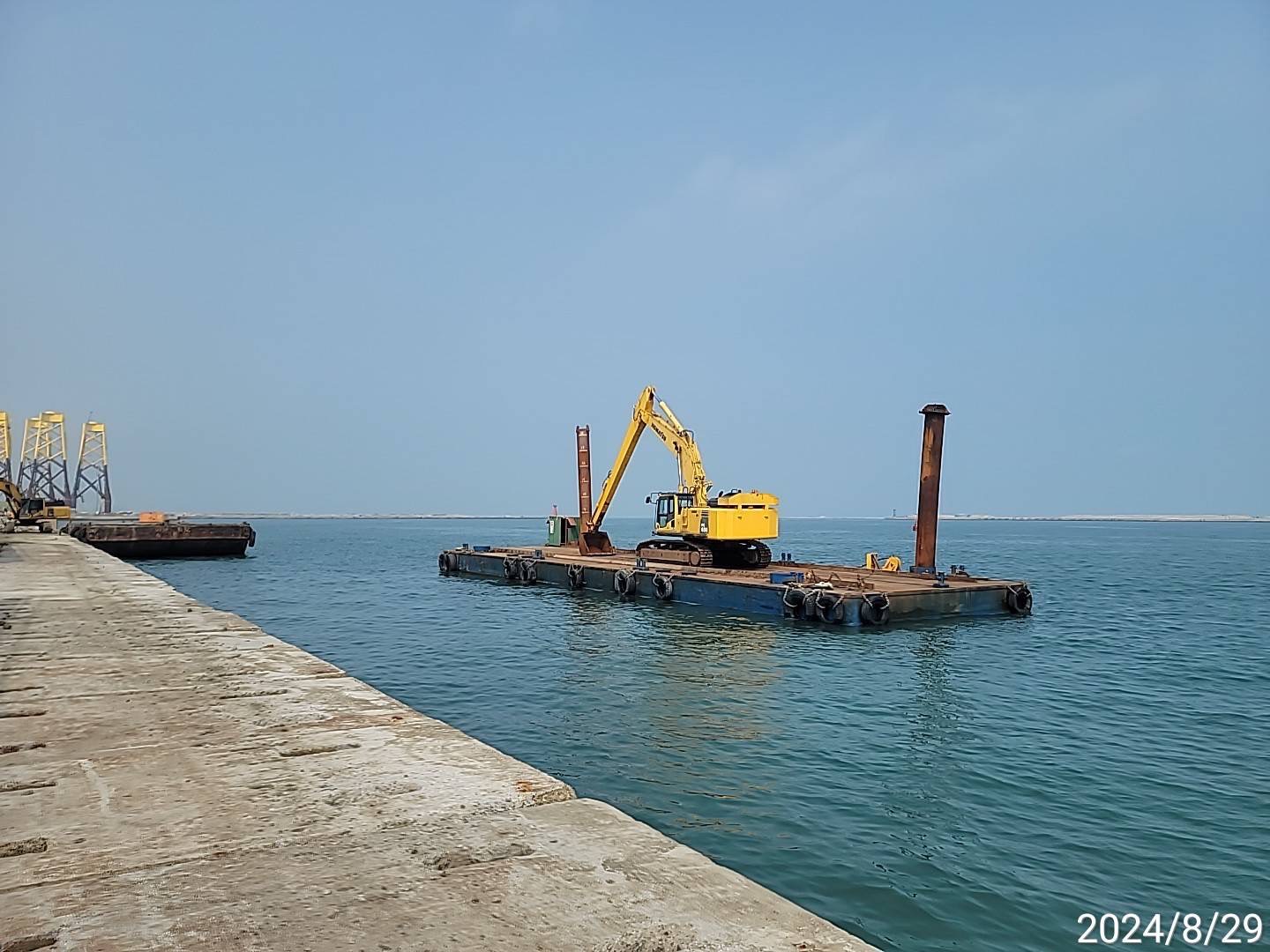 組裝場碼頭區拋石作業