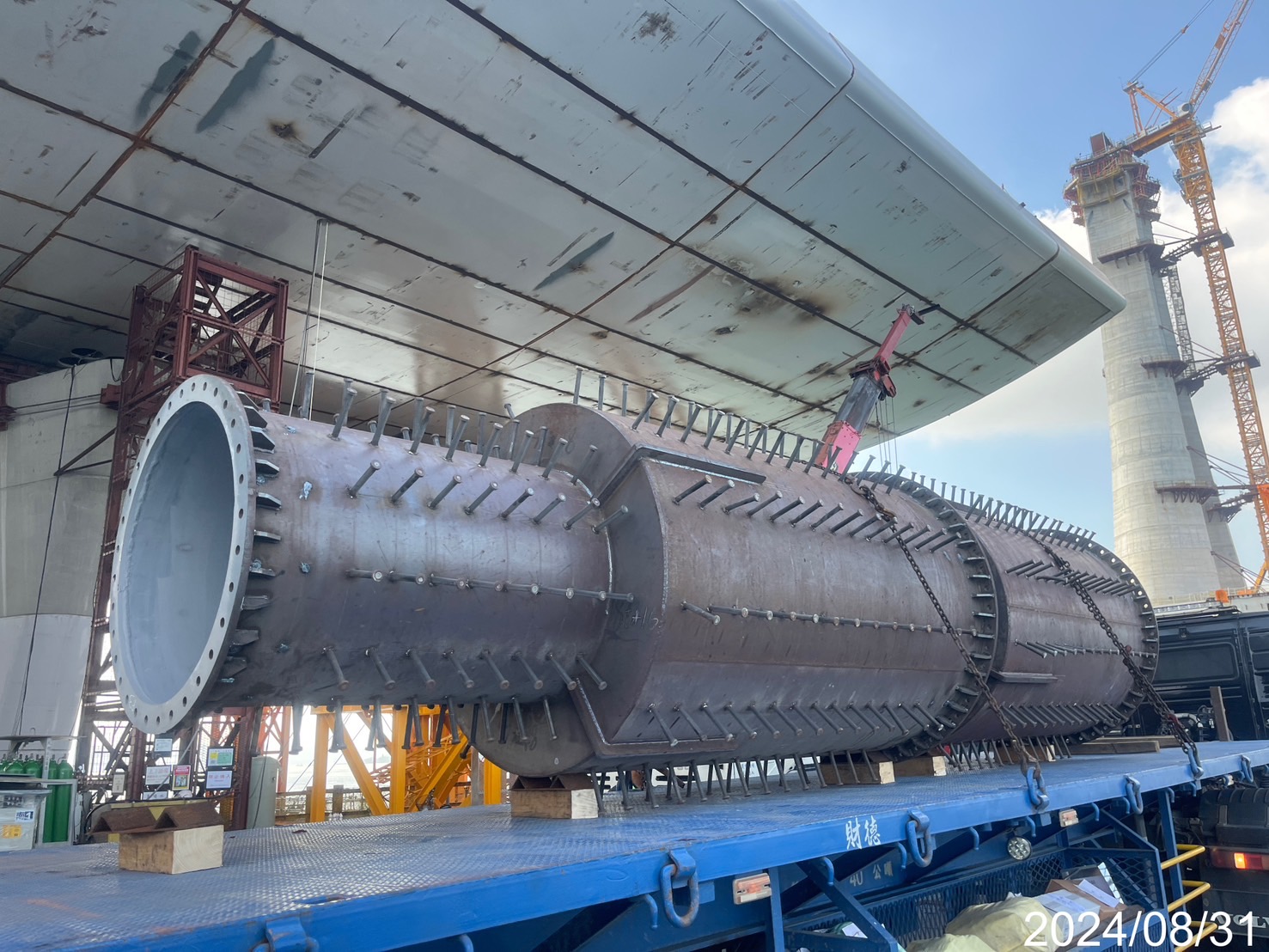 P130垂直鋼管進場組裝