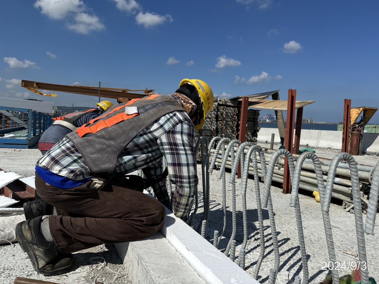 U3S混凝土護欄鋼筋綁紮