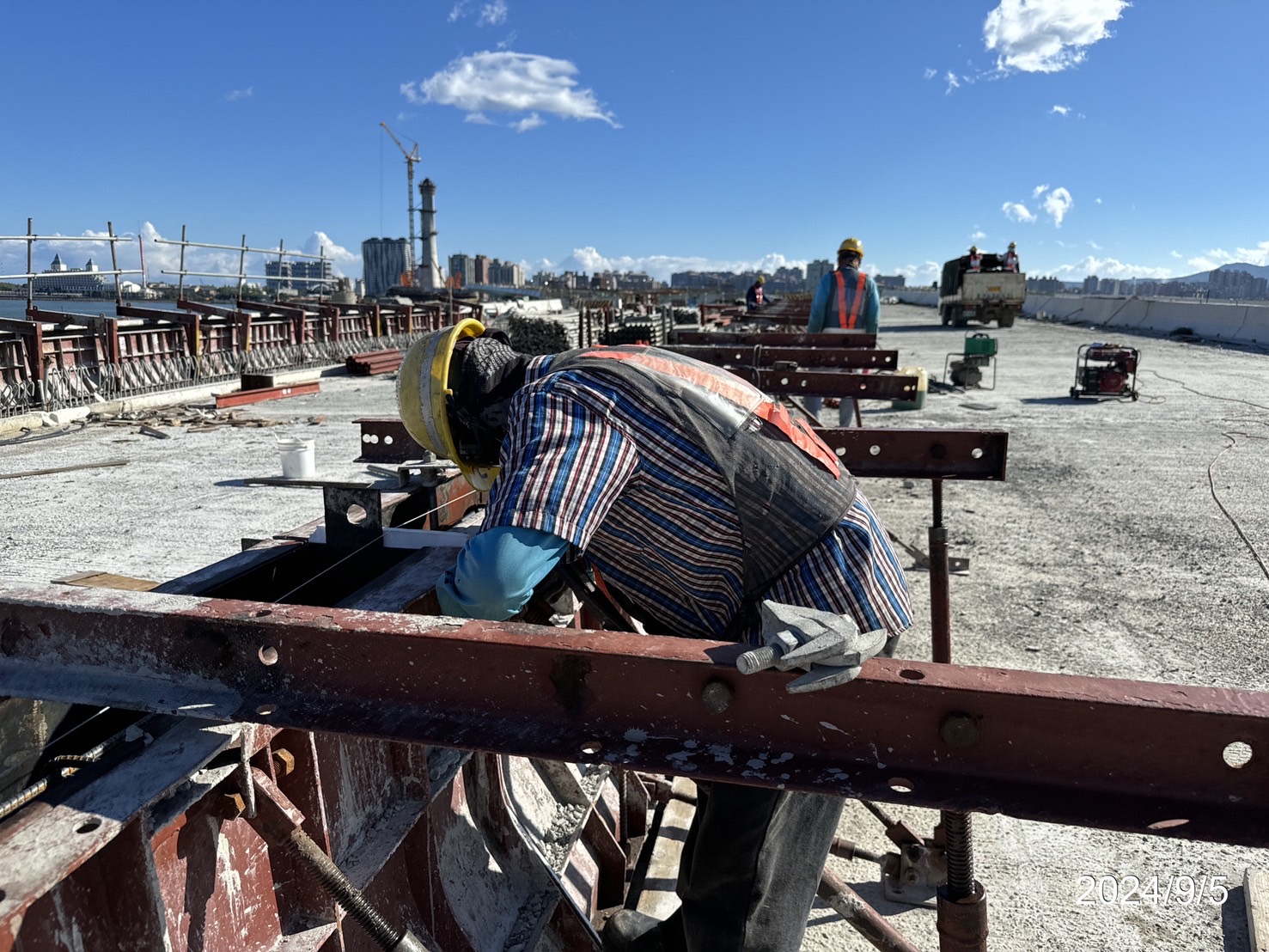 U3N混凝土護欄鋼模調整