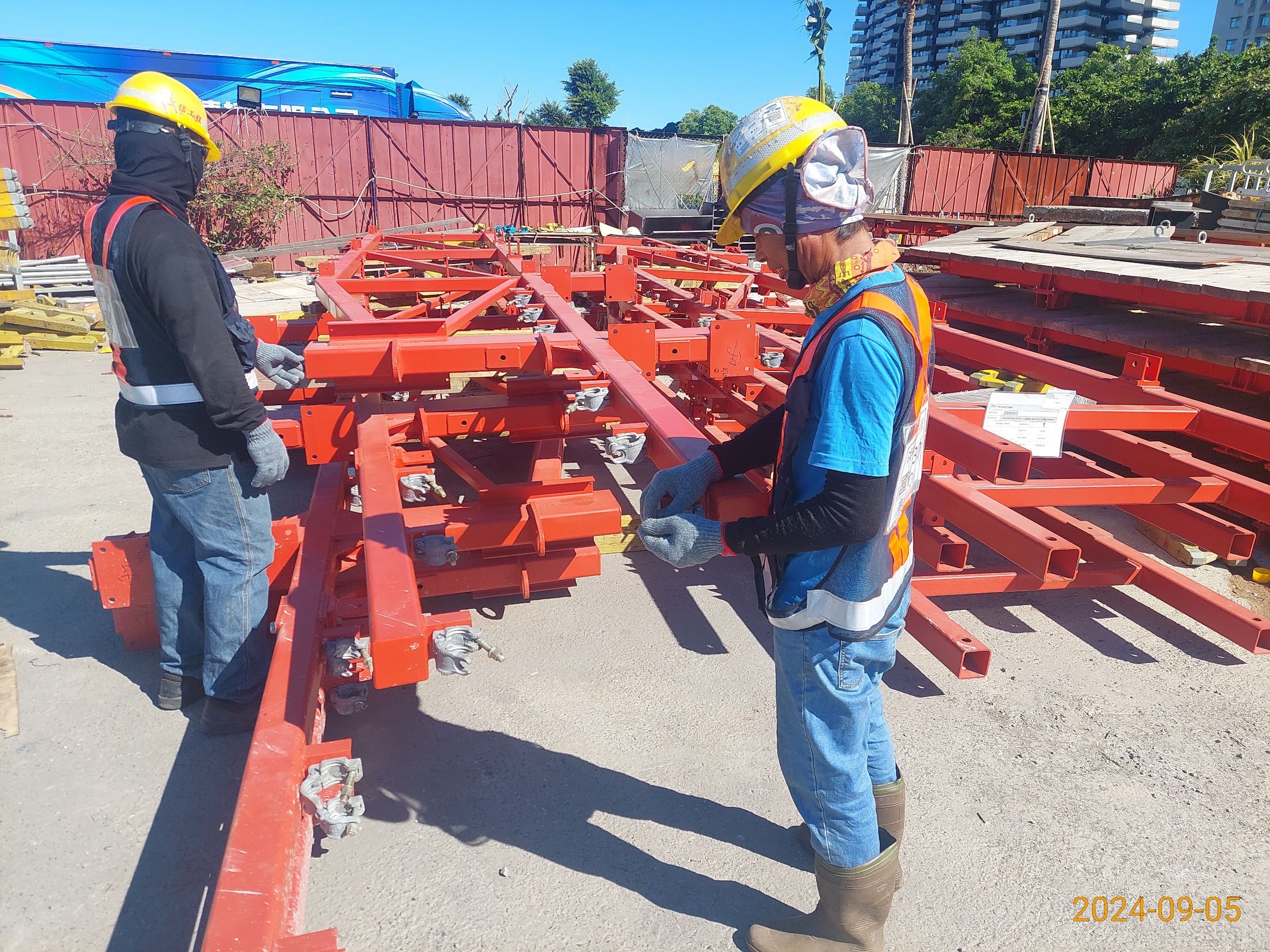 U32節塊自爬模系統施工平台地組